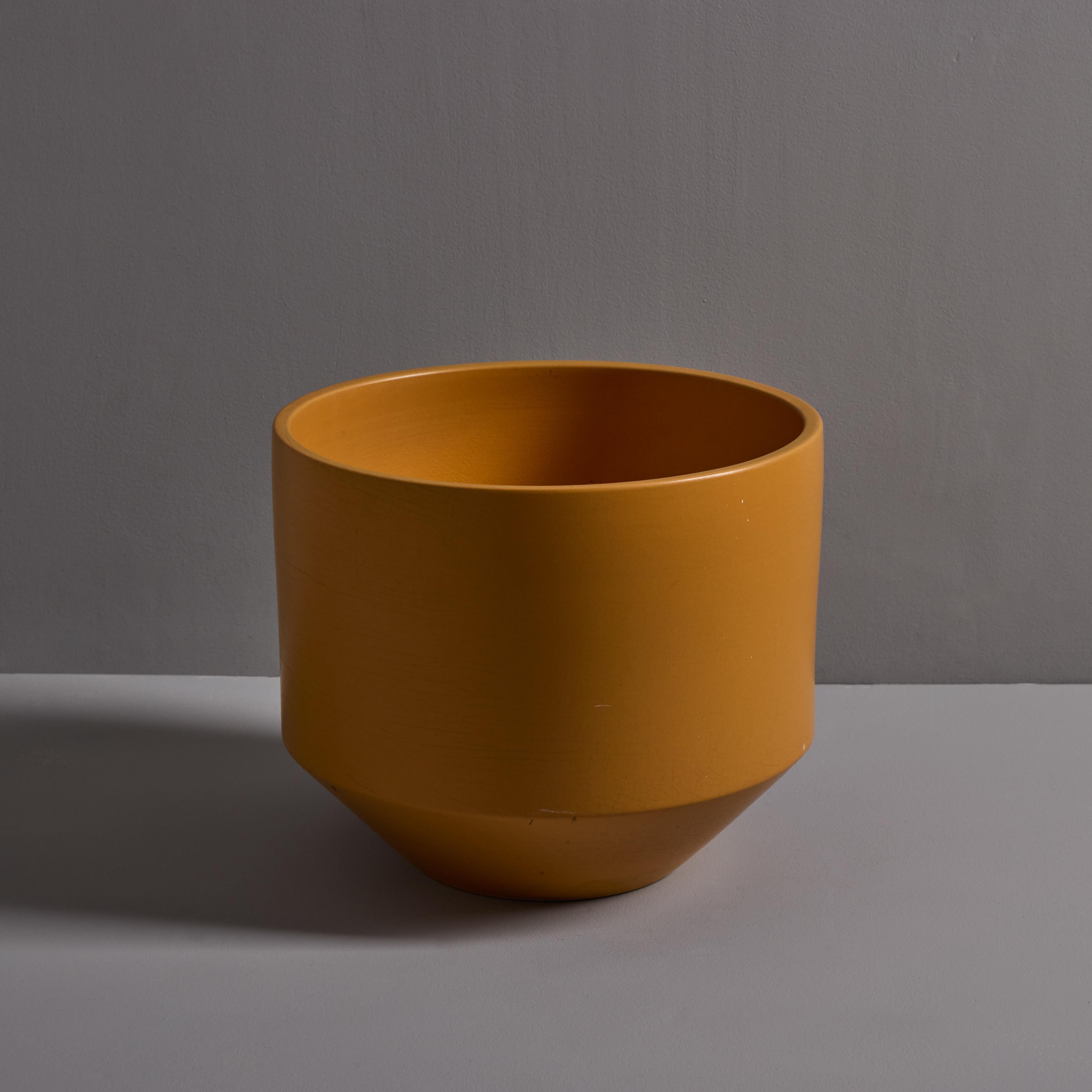 1970 Gainey Mustard Yellow Glazed Ceramic Planter Bon état - En vente à Glendale, CA
