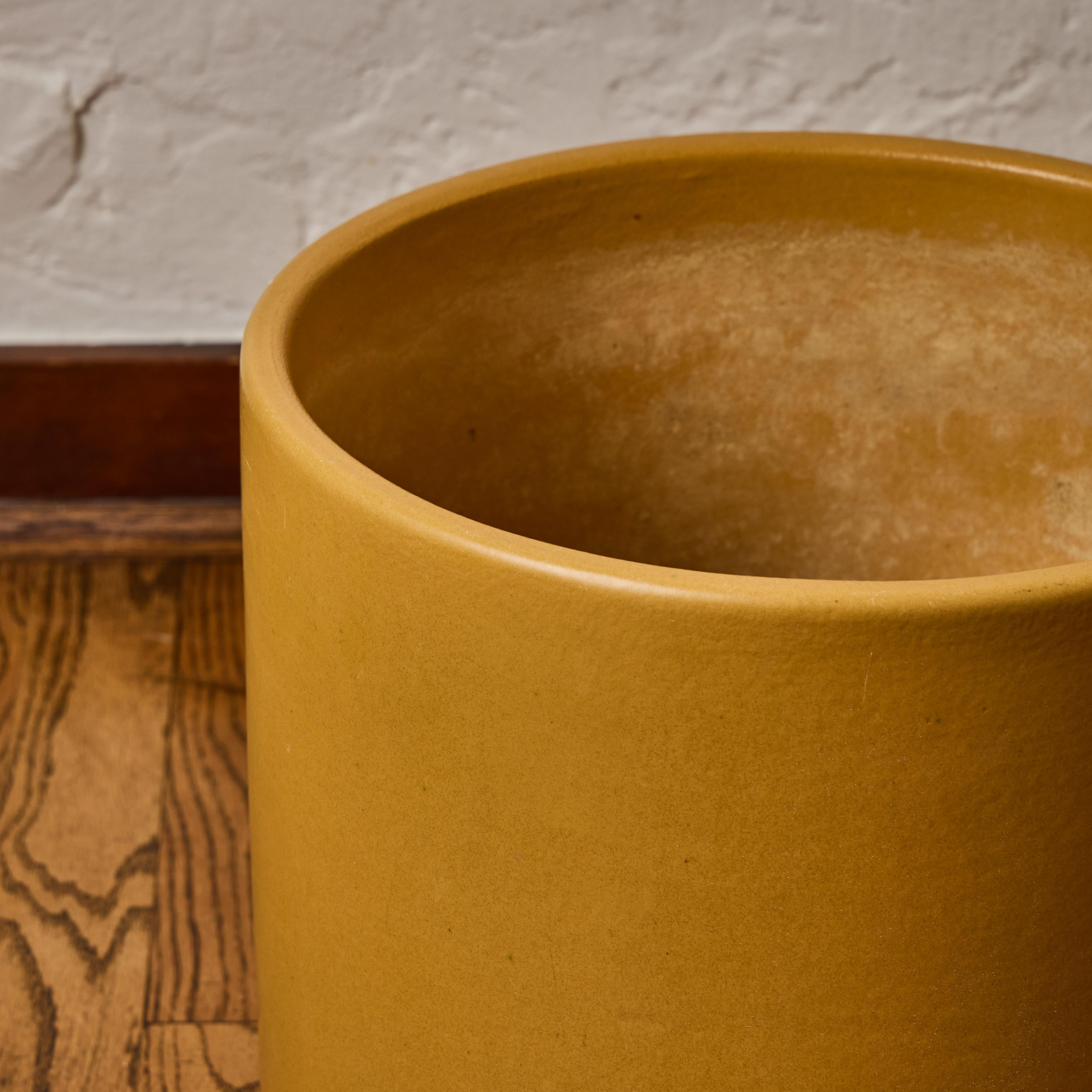 Céramique 1970 Gainey Mustard Yellow Glazed Ceramic Planter en vente