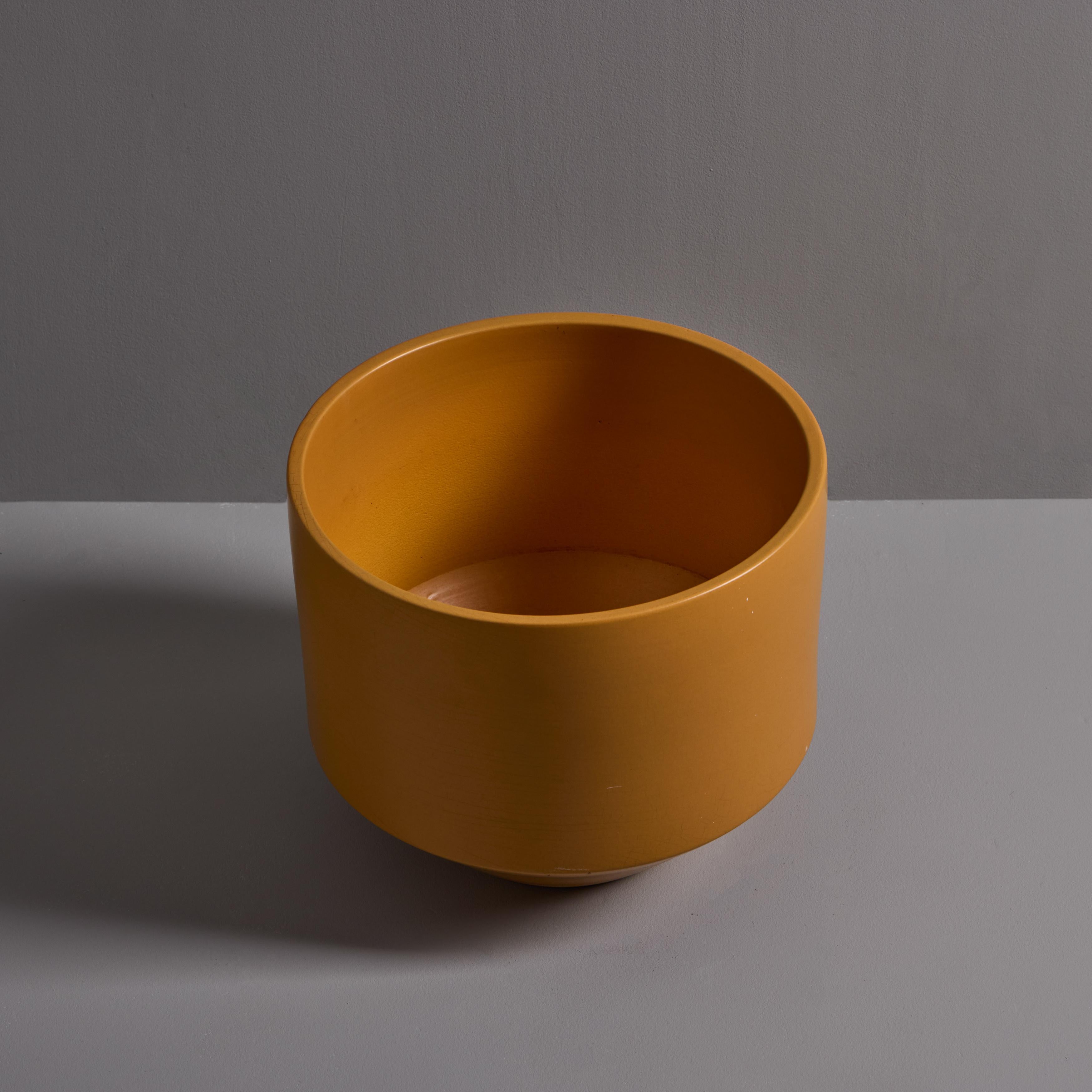 Fin du 20e siècle 1970 Gainey Mustard Yellow Glazed Ceramic Planter en vente
