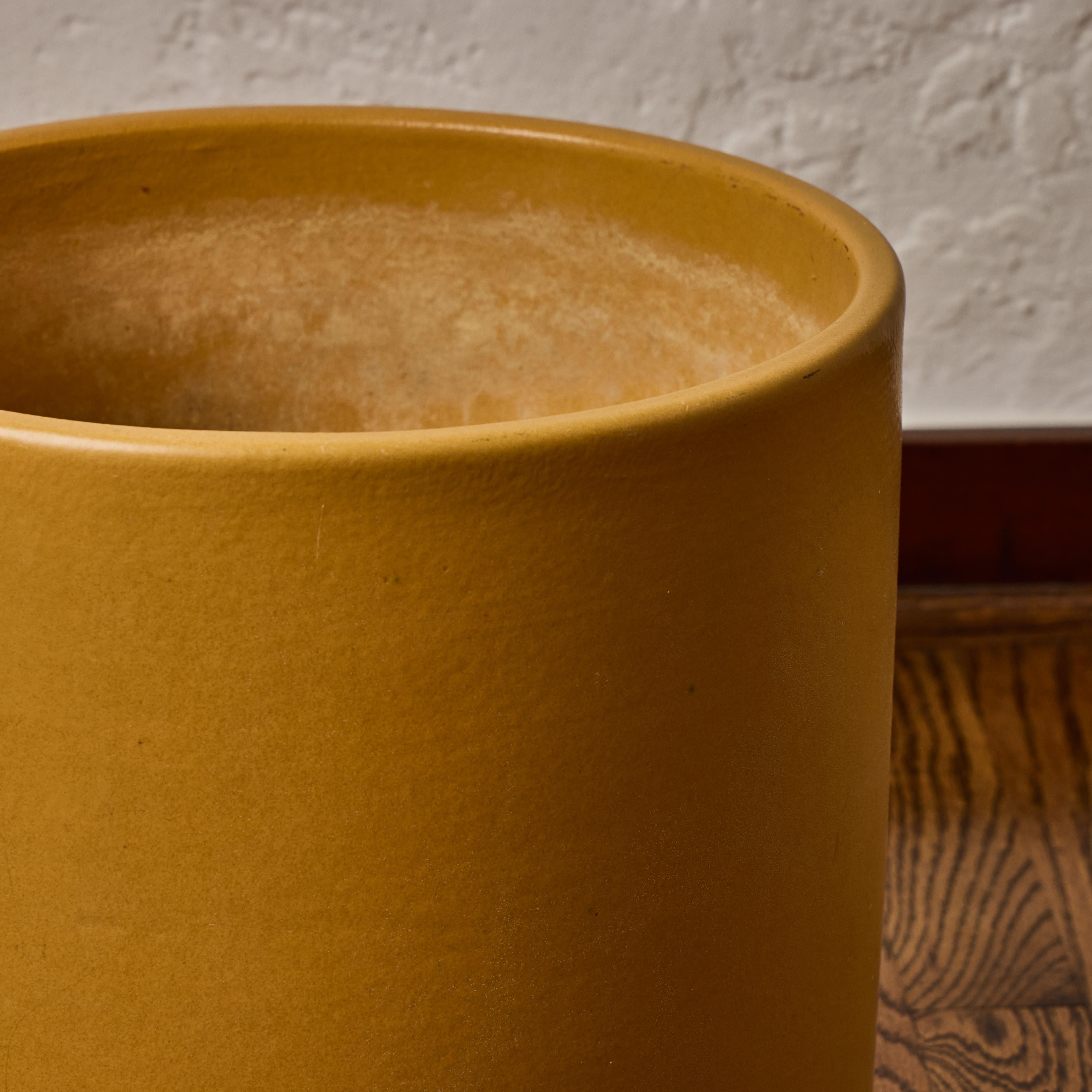 1970 Gainey Mustard Yellow Glazed Ceramic Planter en vente 1