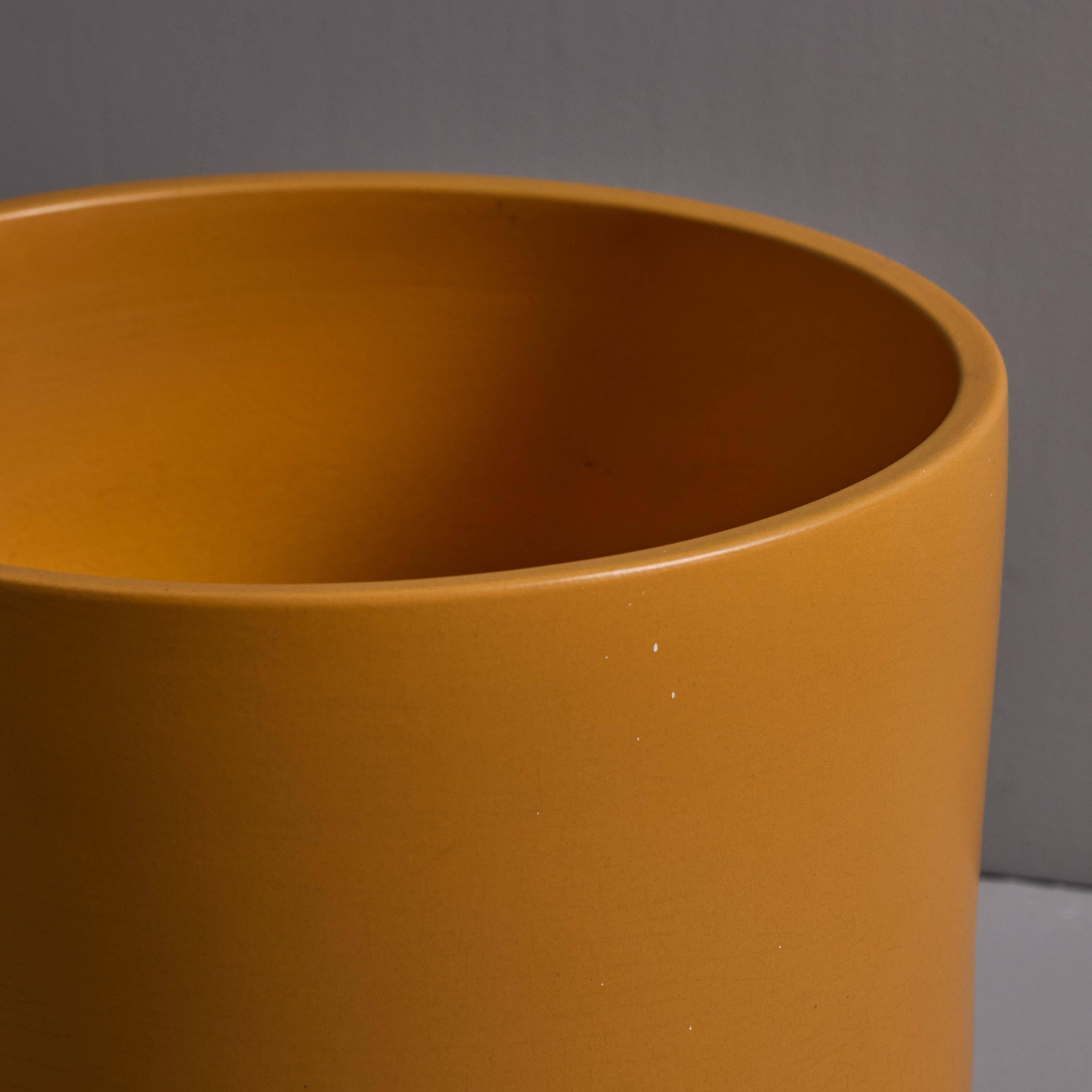 Céramique 1970 Gainey Mustard Yellow Glazed Ceramic Planter en vente