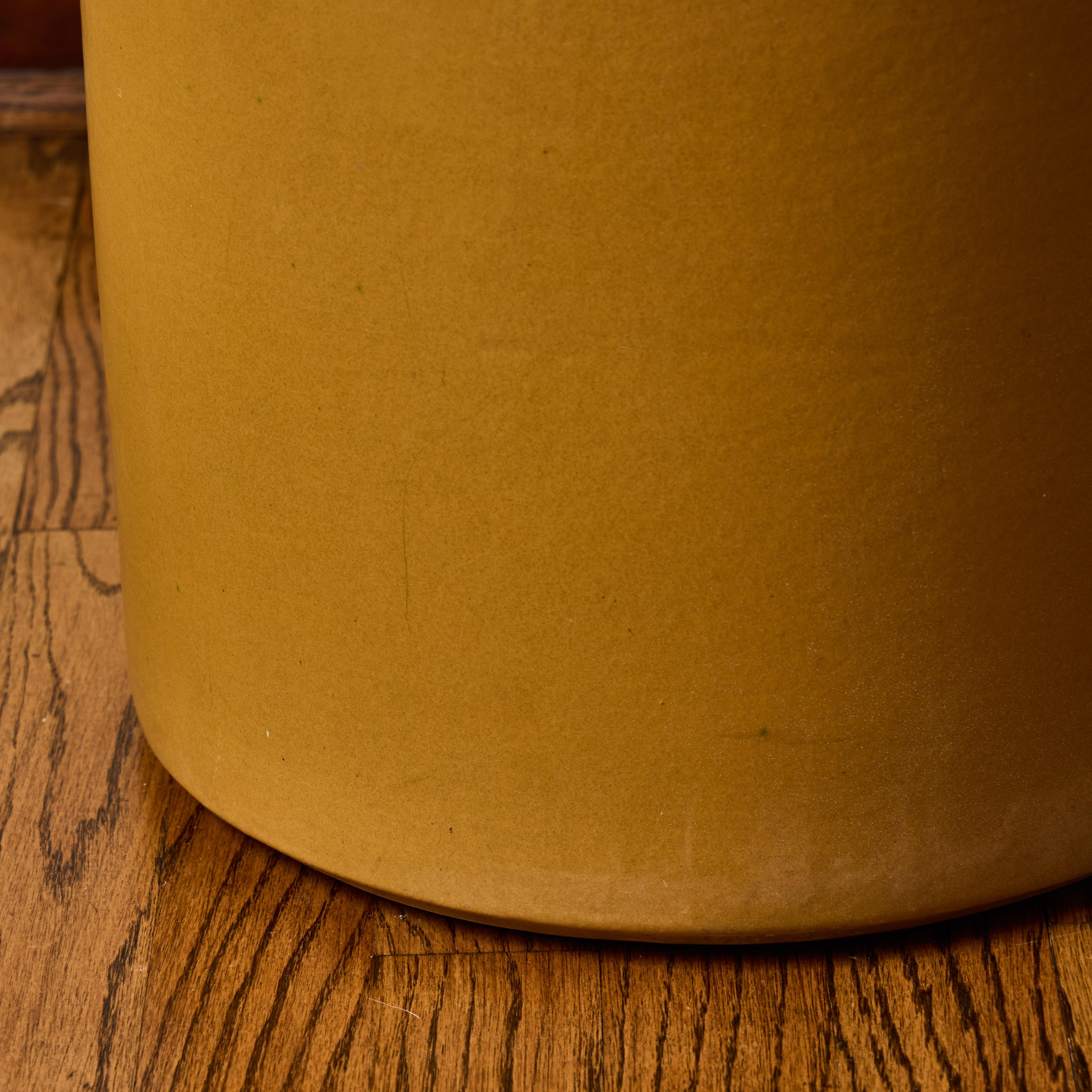 1970 Gainey Mustard Yellow Glazed Ceramic Planter en vente 2