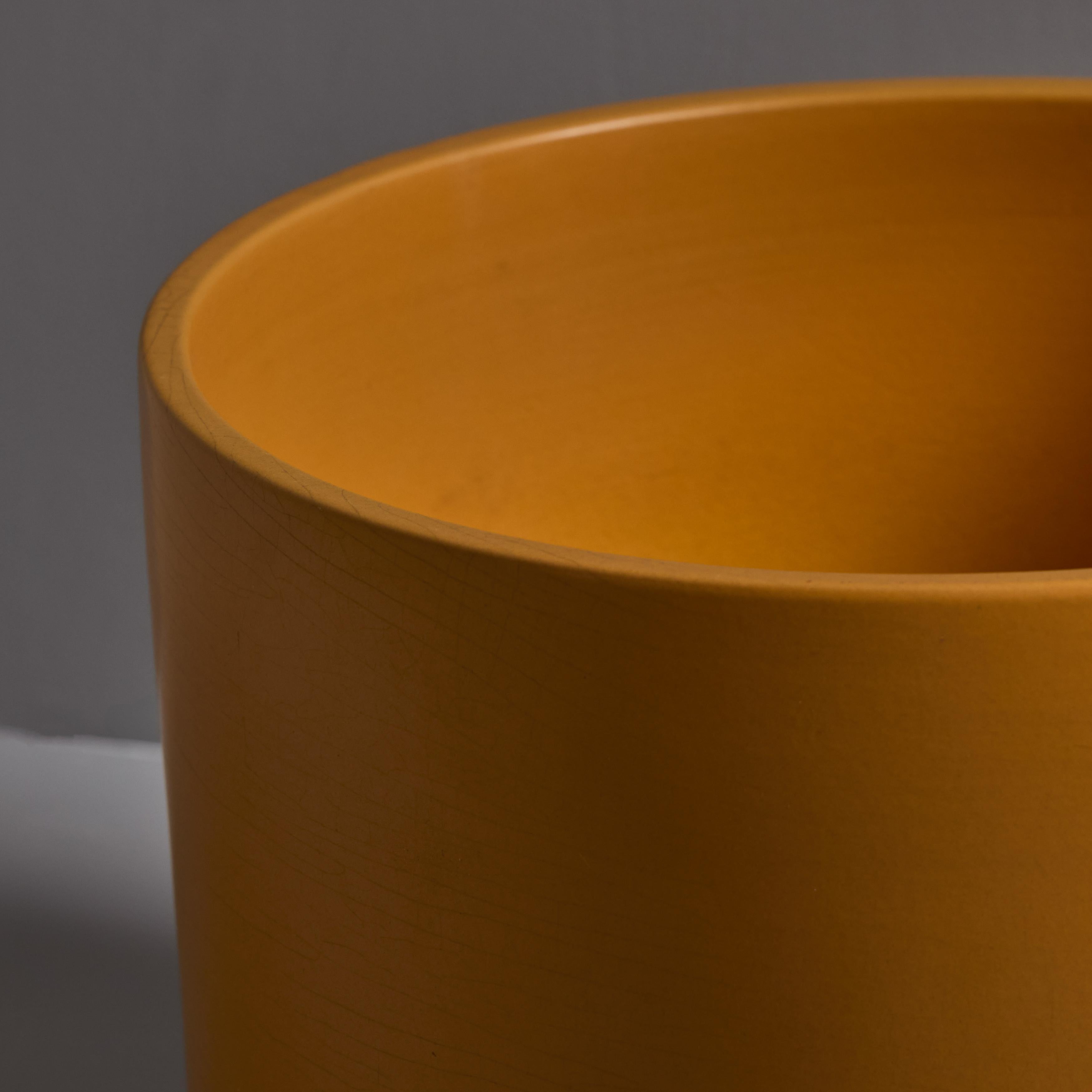 1970 Gainey Mustard Yellow Glazed Ceramic Planter en vente 1