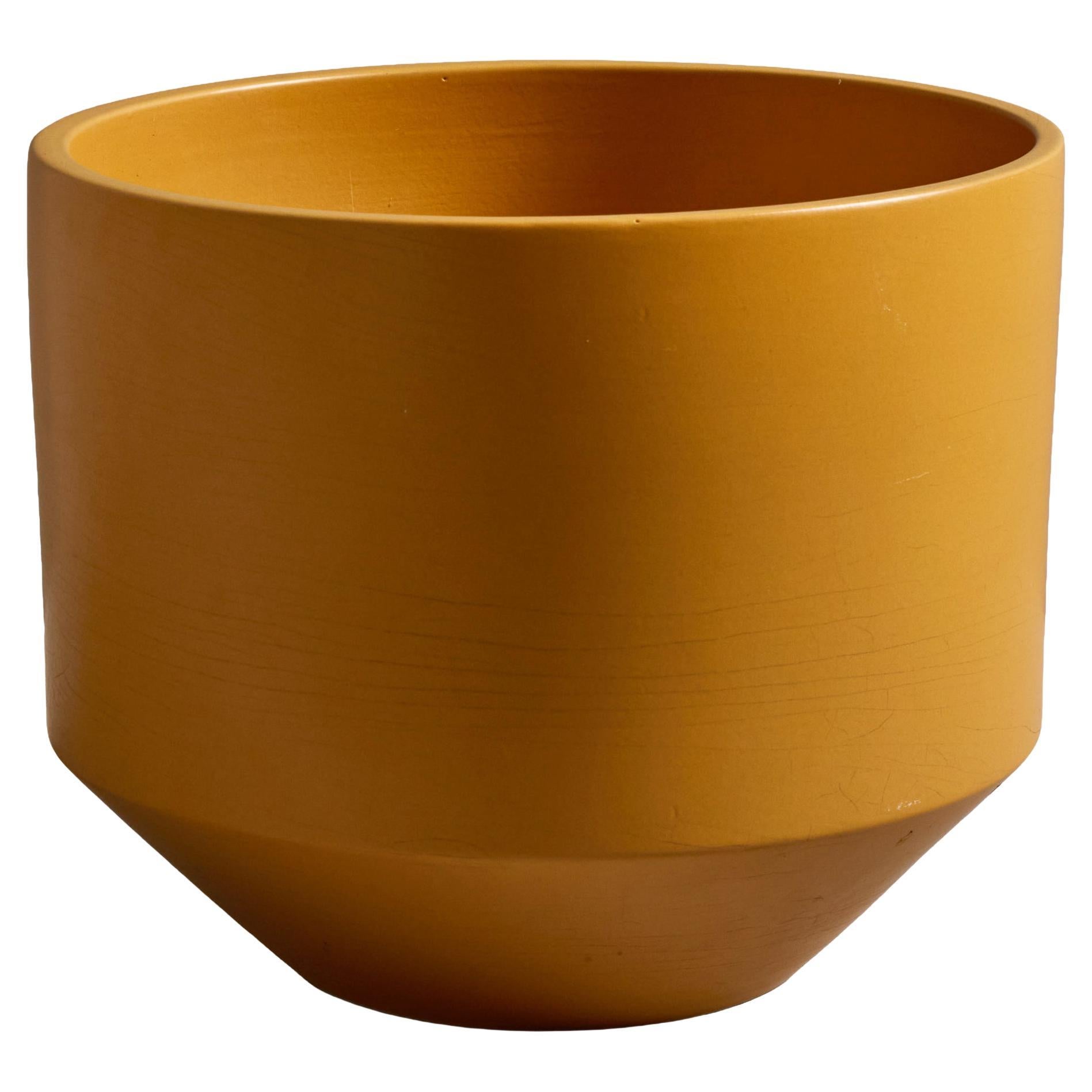 1970 Gainey Mustard Yellow Glazed Ceramic Planter en vente