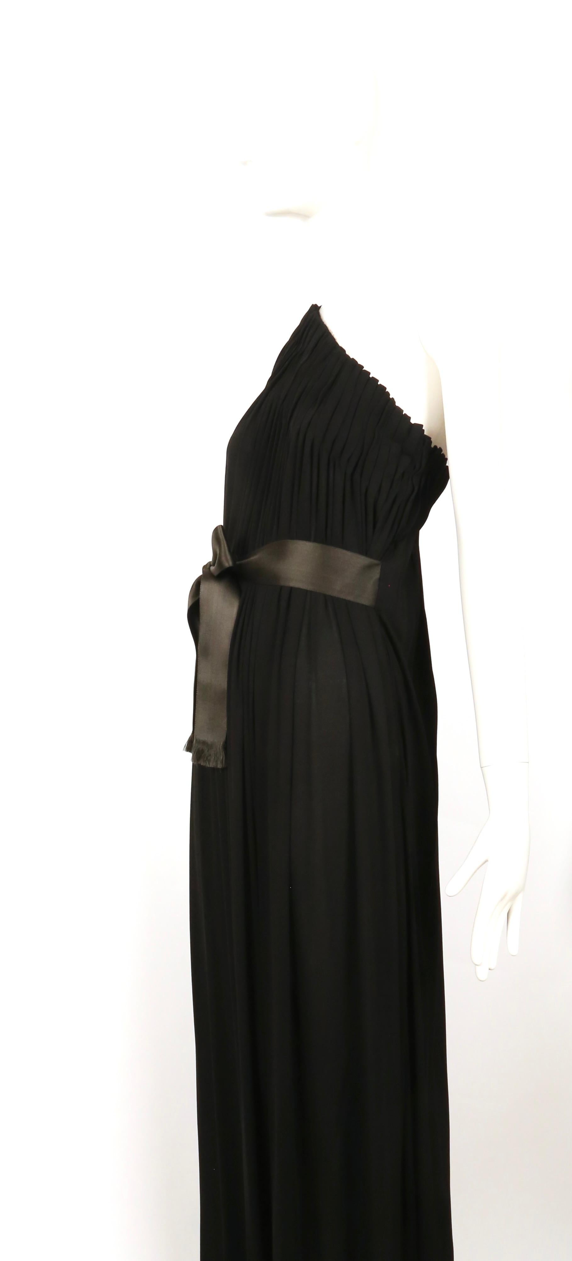 Vestido de punto de seda plisado en caja negro GALANOS de los años 70 con escote asimétrico en venta 5