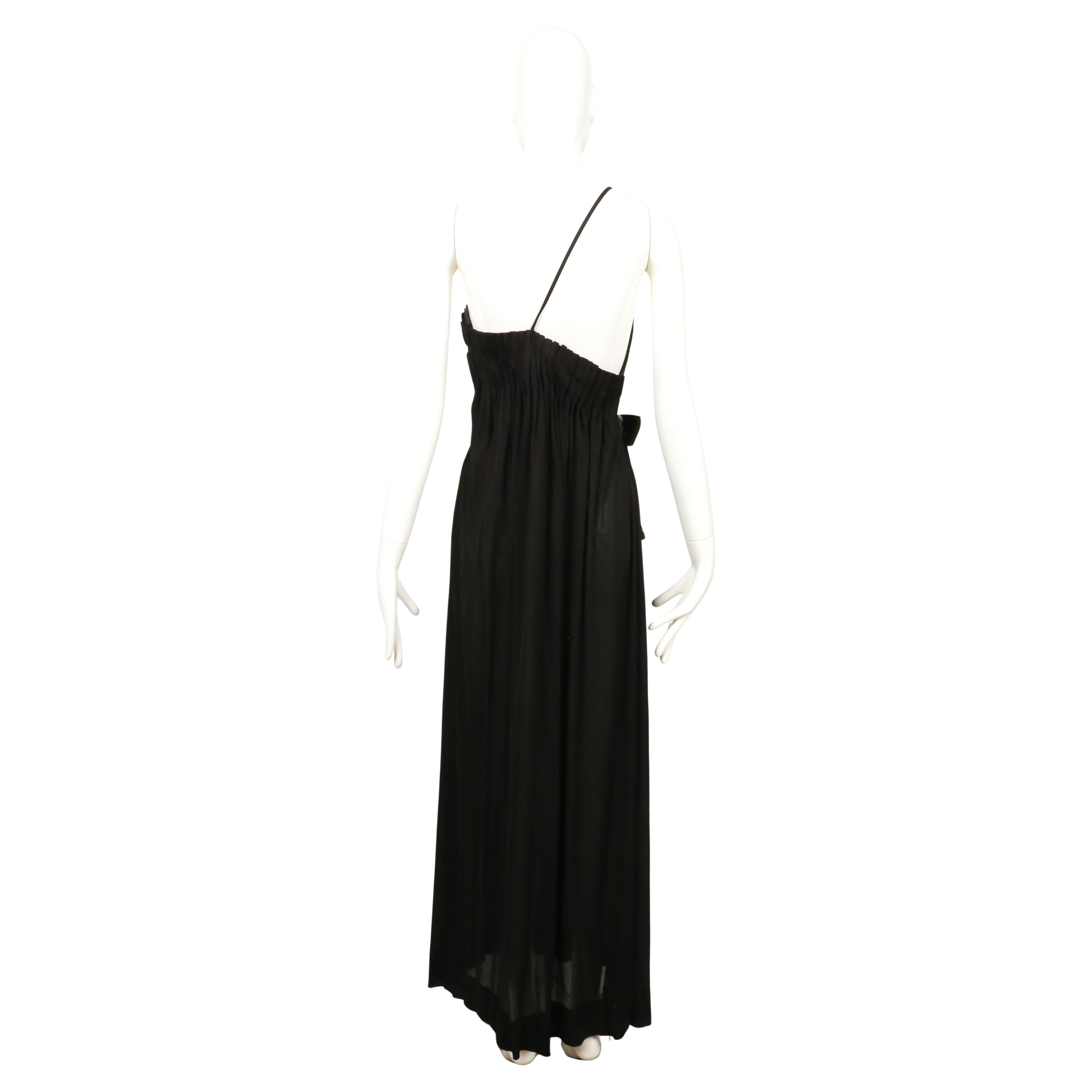 Vestido de punto de seda plisado en caja negro GALANOS de los años 70 con escote asimétrico en venta 8