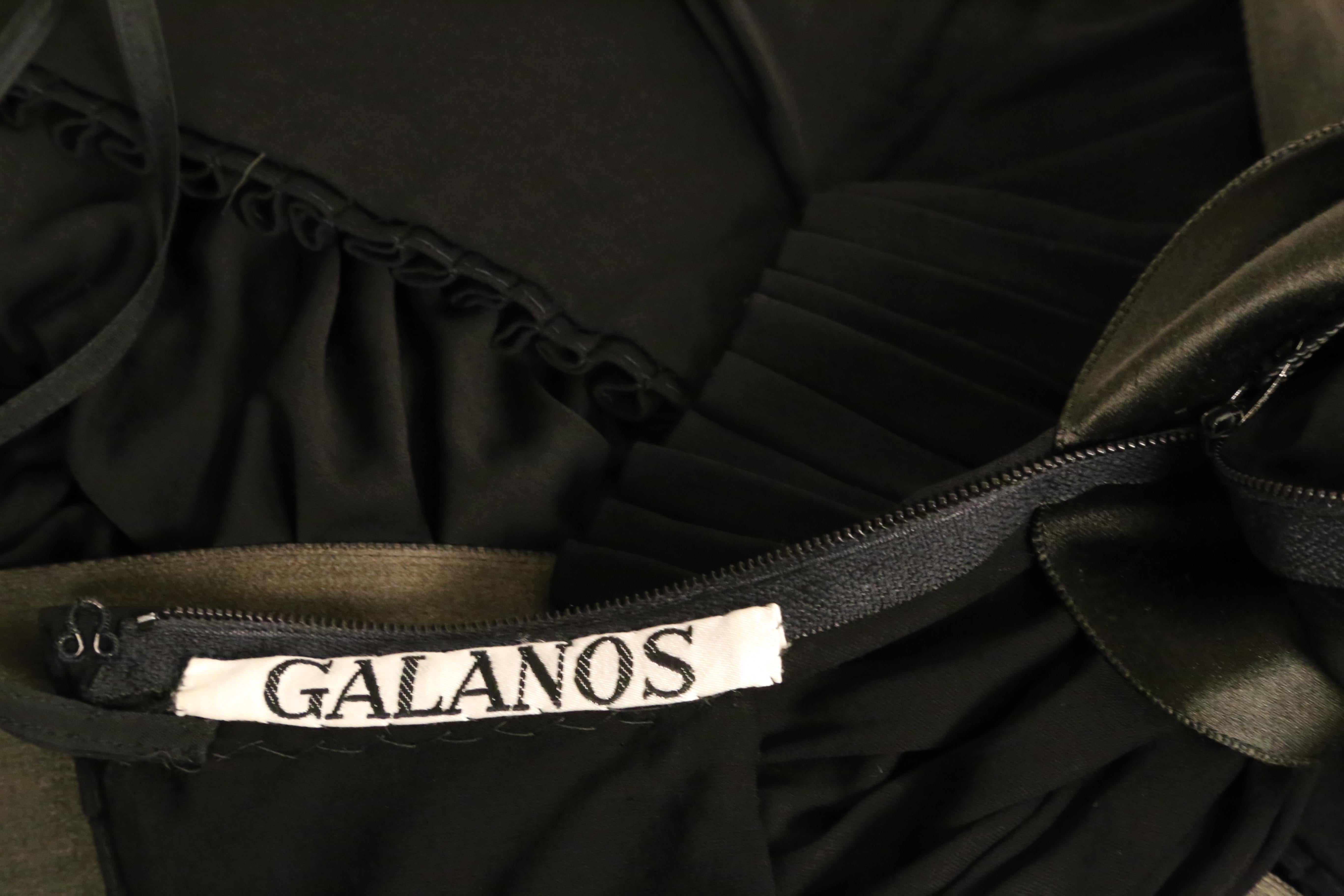 Vestido de punto de seda plisado en caja negro GALANOS de los años 70 con escote asimétrico en venta 9