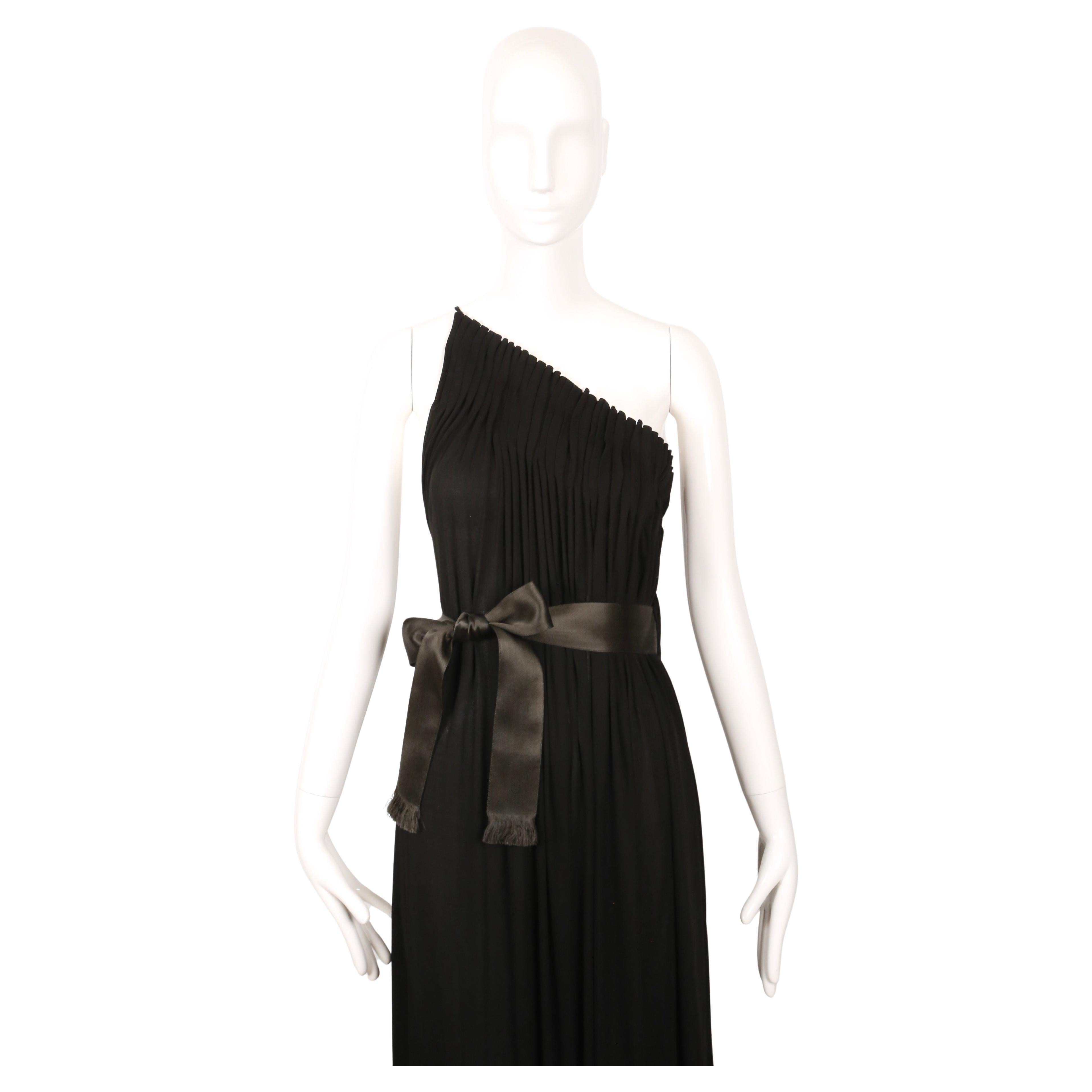 Vestido de punto de seda plisado en caja negro GALANOS de los años 70 con escote asimétrico Negro en venta