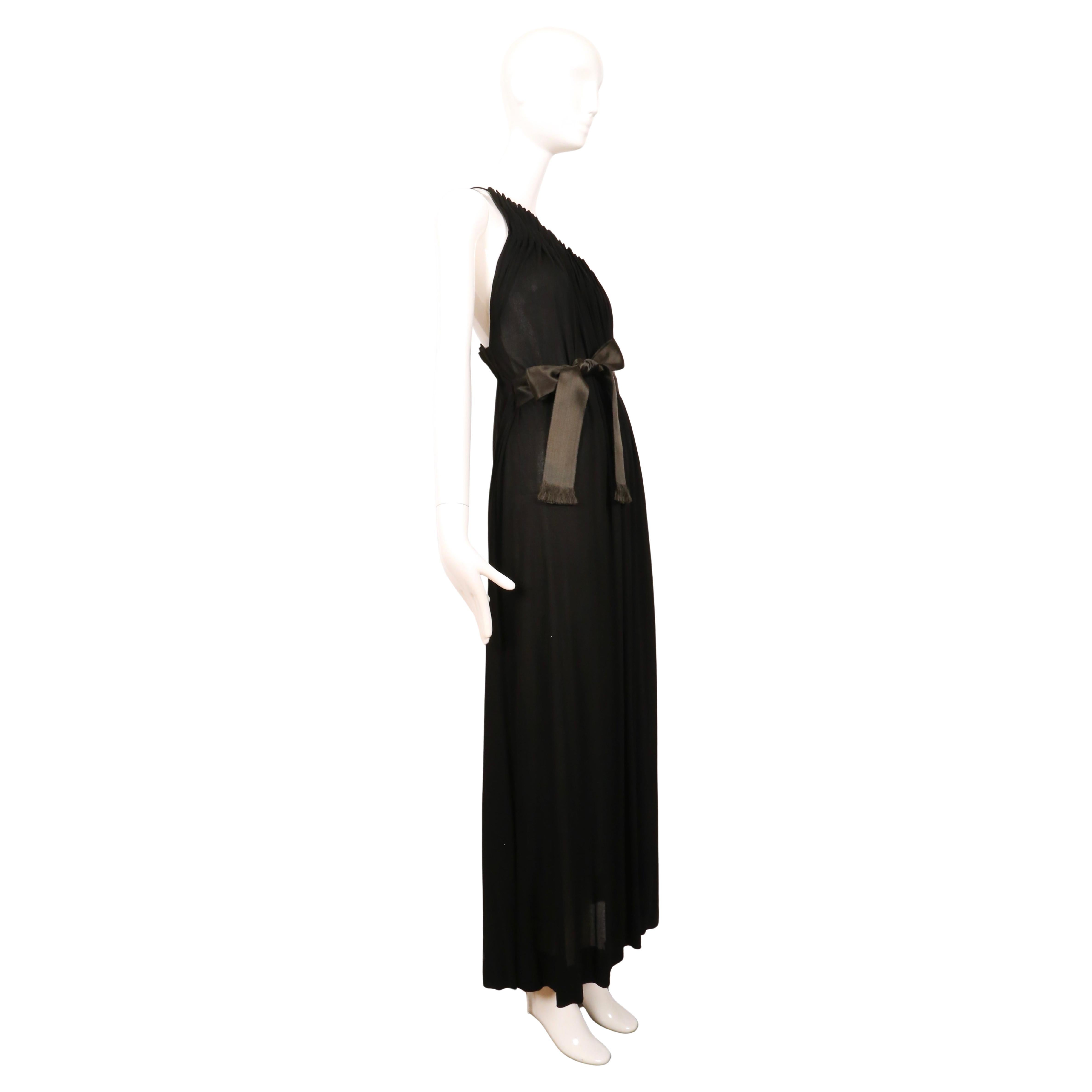 Vestido de punto de seda plisado en caja negro GALANOS de los años 70 con escote asimétrico en Bueno estado para la venta en San Fransisco, CA