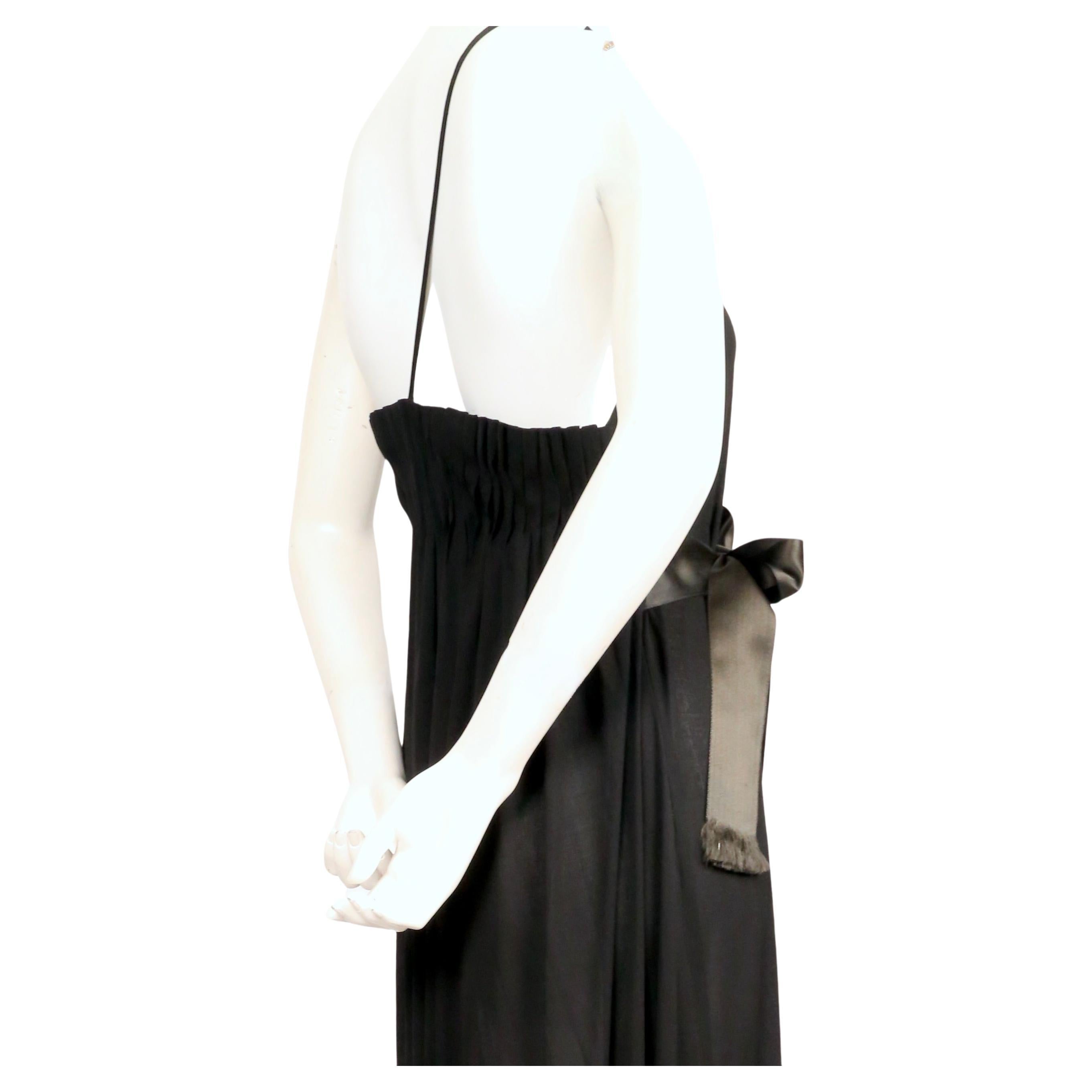 1970er GALANOS Schwarzes, kastenförmiges Kleid aus Seidenjersey mit asymmetrischem Ausschnitt im Angebot 1
