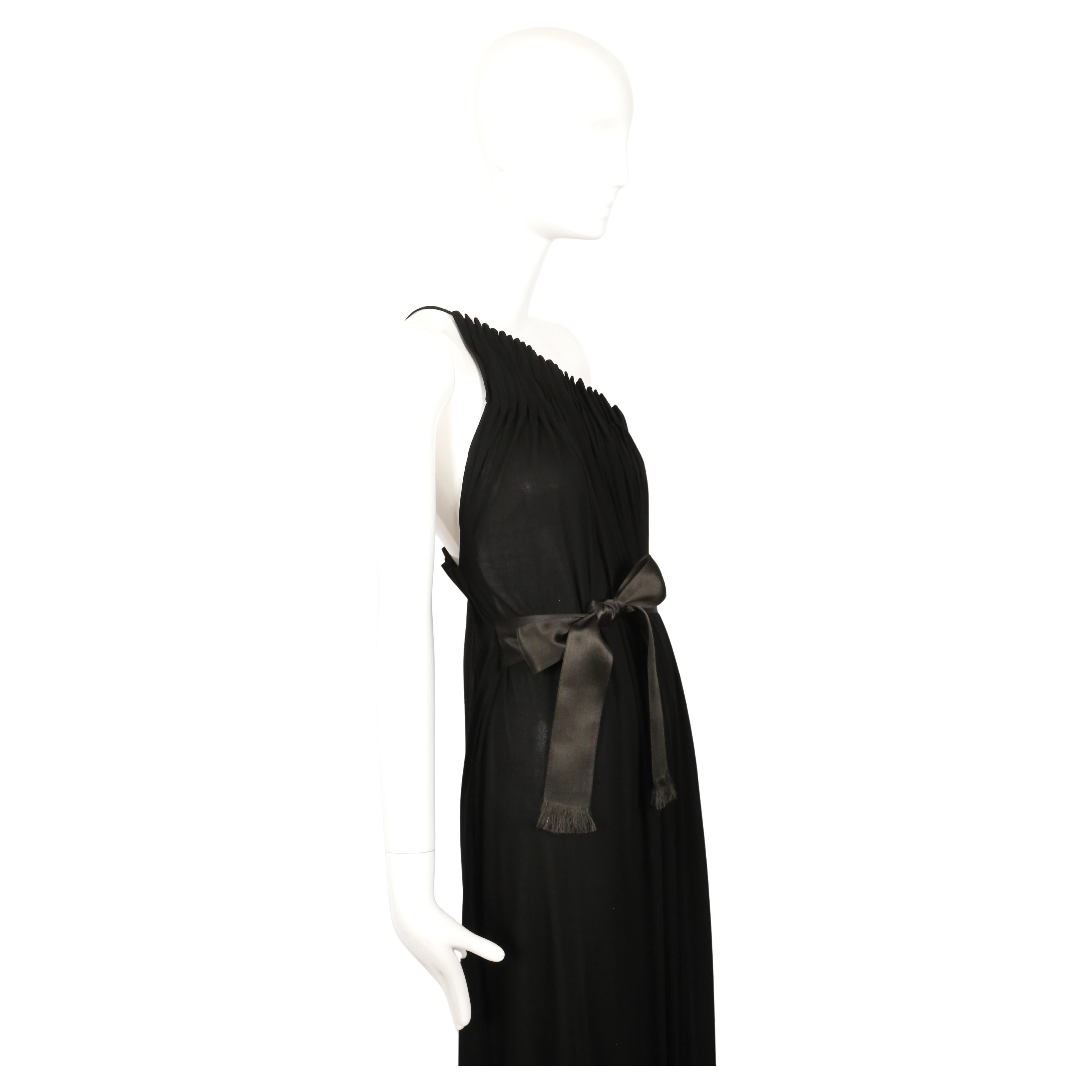 De las mujeres Vestido de punto de seda plisado en caja negro GALANOS de los años 70 con escote asimétrico en venta