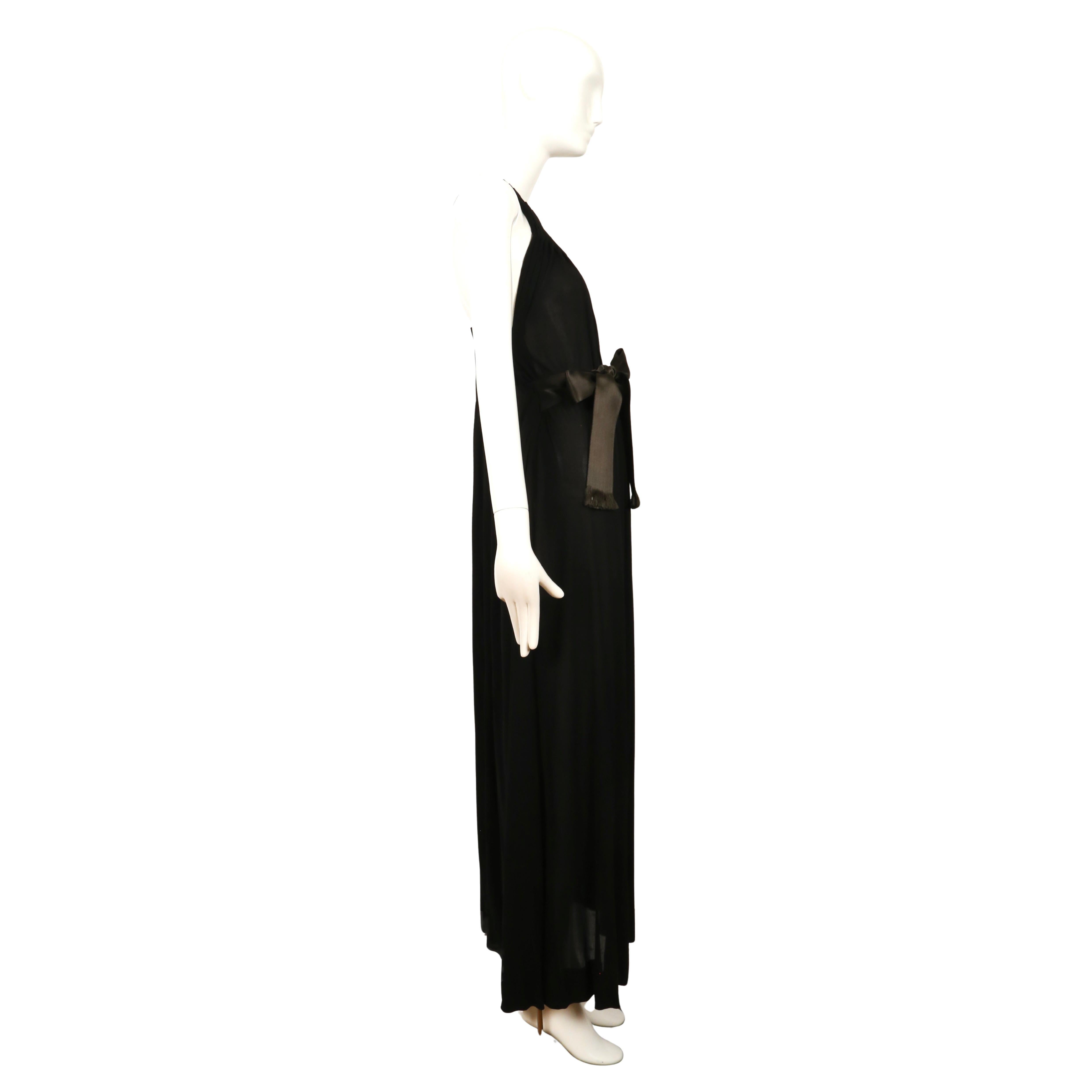 Vestido de punto de seda plisado en caja negro GALANOS de los años 70 con escote asimétrico en venta 1