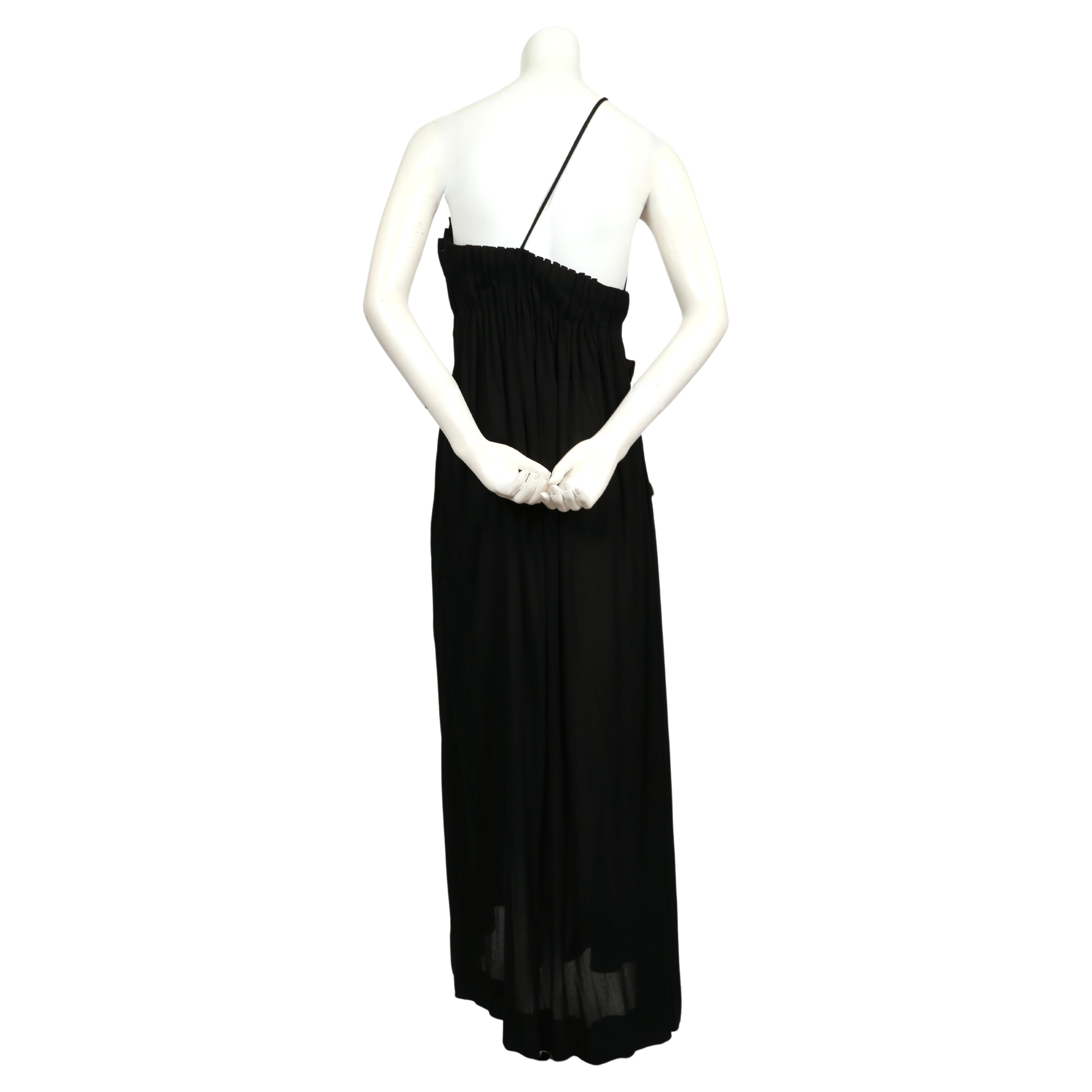 1970er GALANOS Schwarzes, kastenförmiges Kleid aus Seidenjersey mit asymmetrischem Ausschnitt im Angebot 3