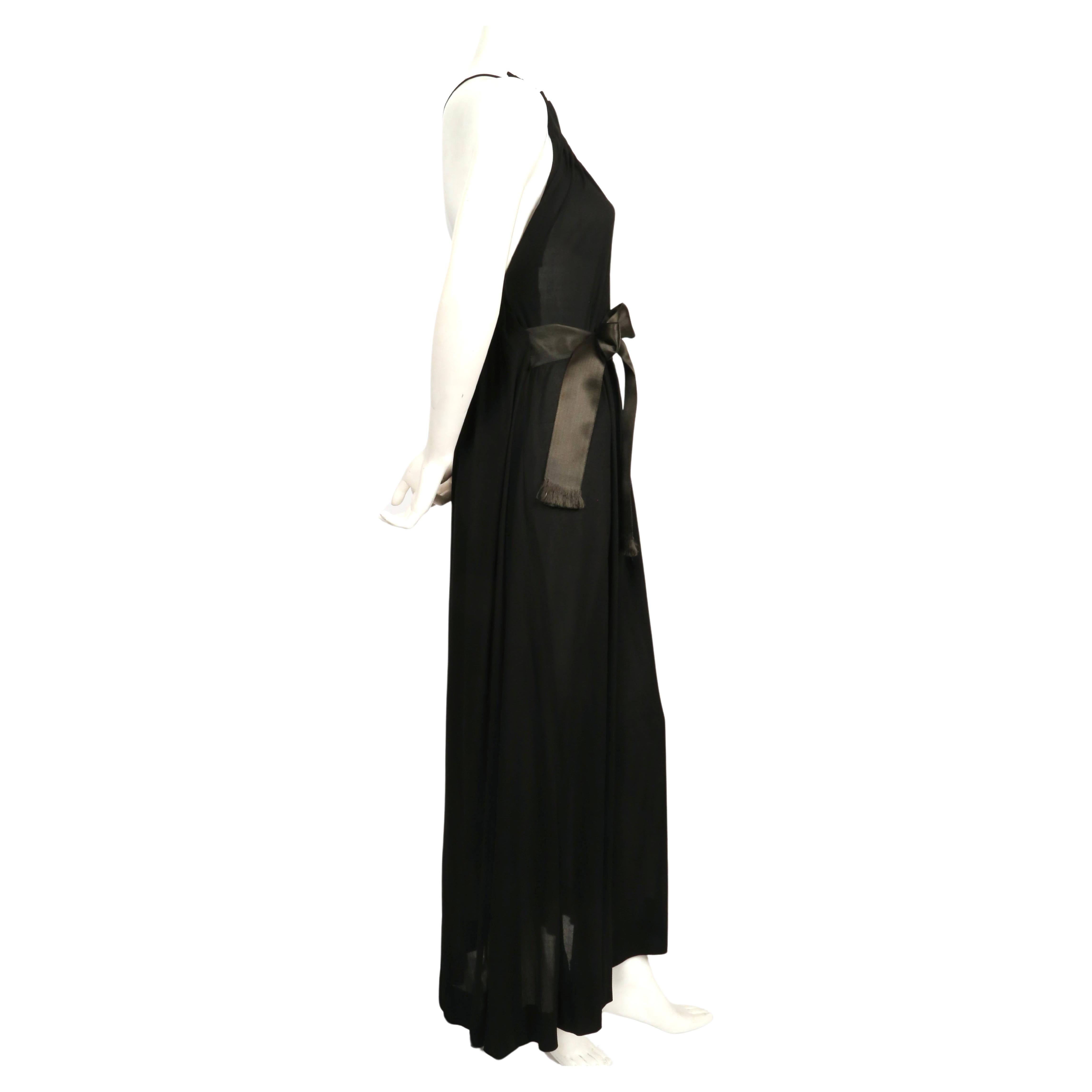 Vestido de punto de seda plisado en caja negro GALANOS de los años 70 con escote asimétrico en venta 2