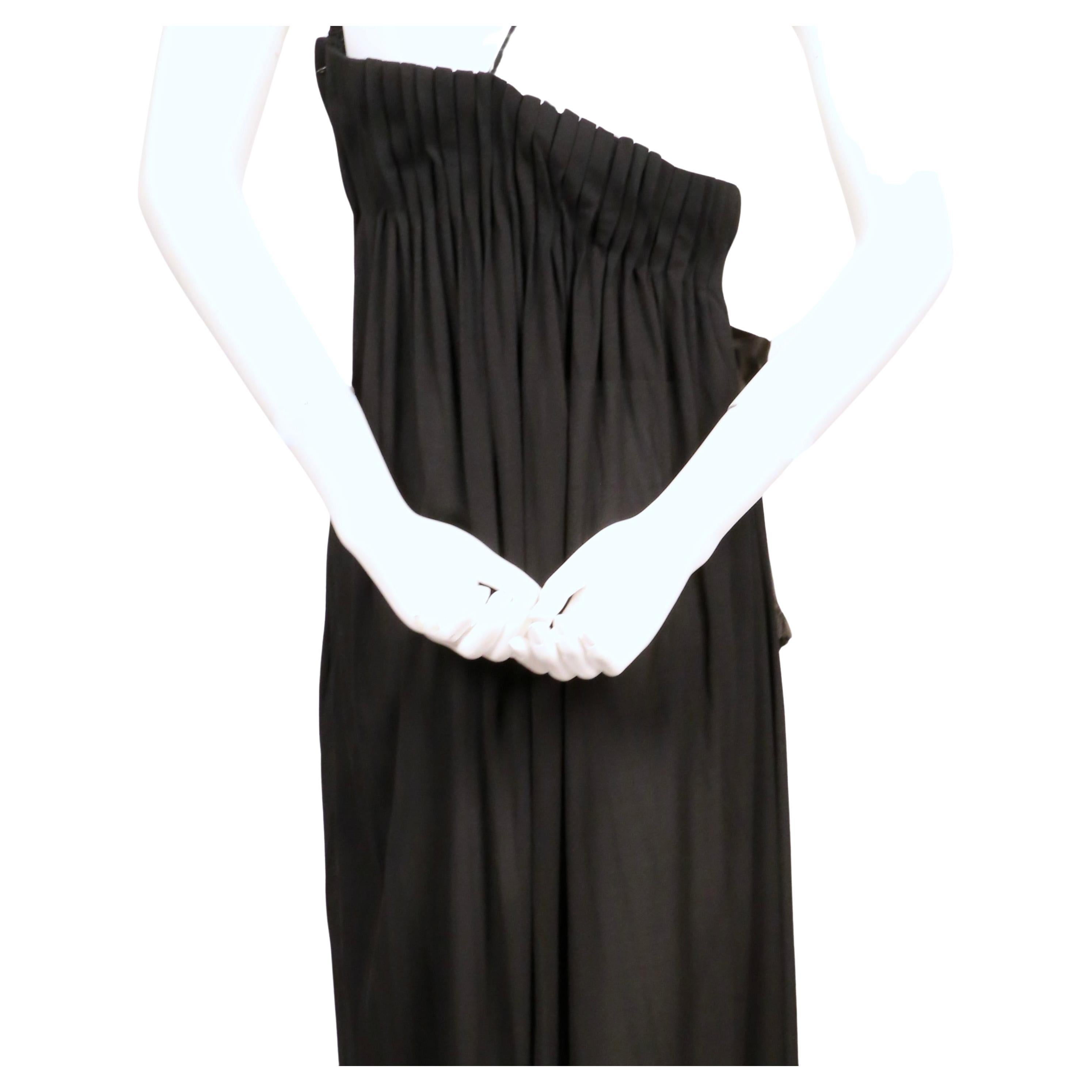 1970er GALANOS Schwarzes, kastenförmiges Kleid aus Seidenjersey mit asymmetrischem Ausschnitt im Angebot 4