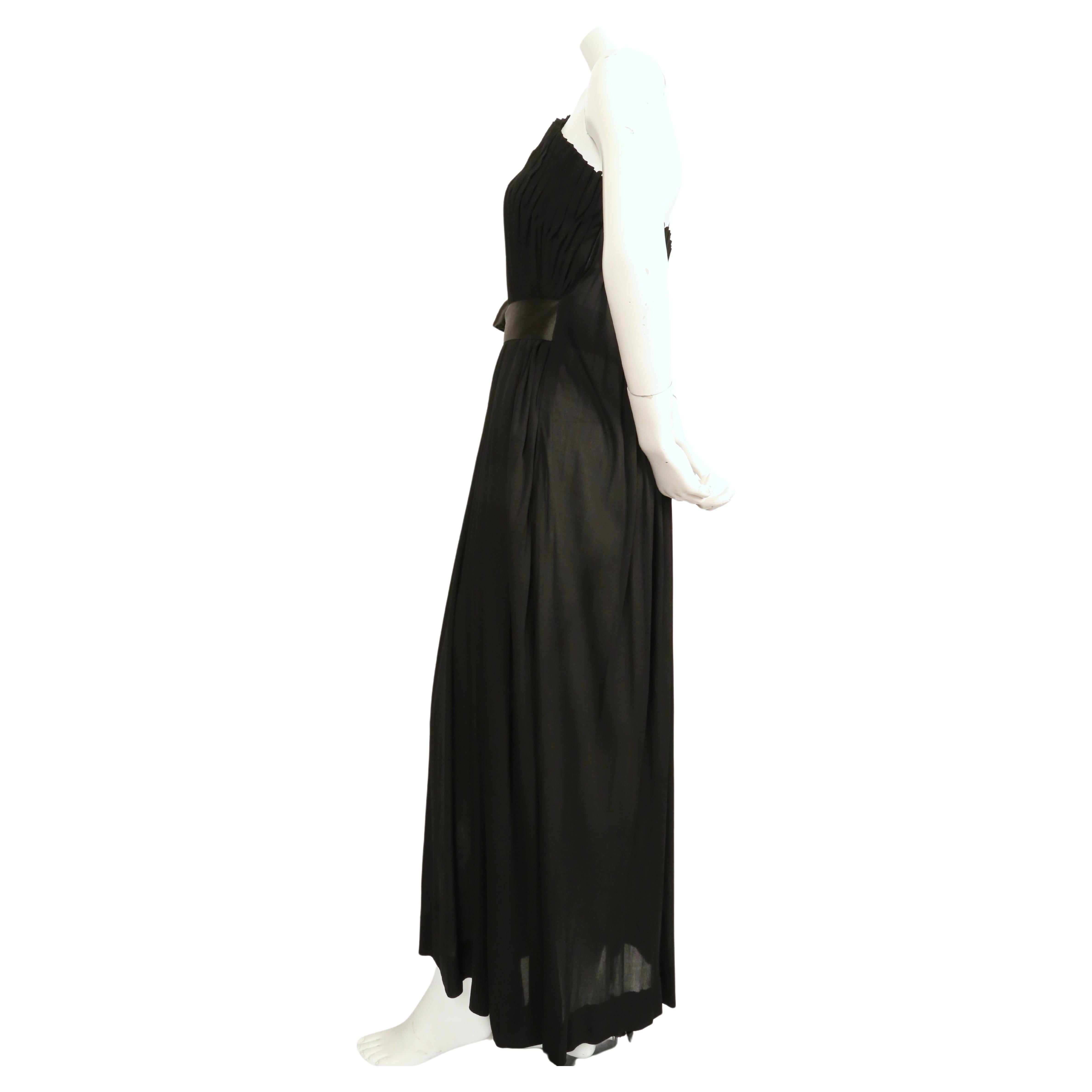 Vestido de punto de seda plisado en caja negro GALANOS de los años 70 con escote asimétrico en venta 4