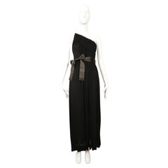 Vestido de punto de seda plisado en caja negro GALANOS de los años 70 con escote asimétrico