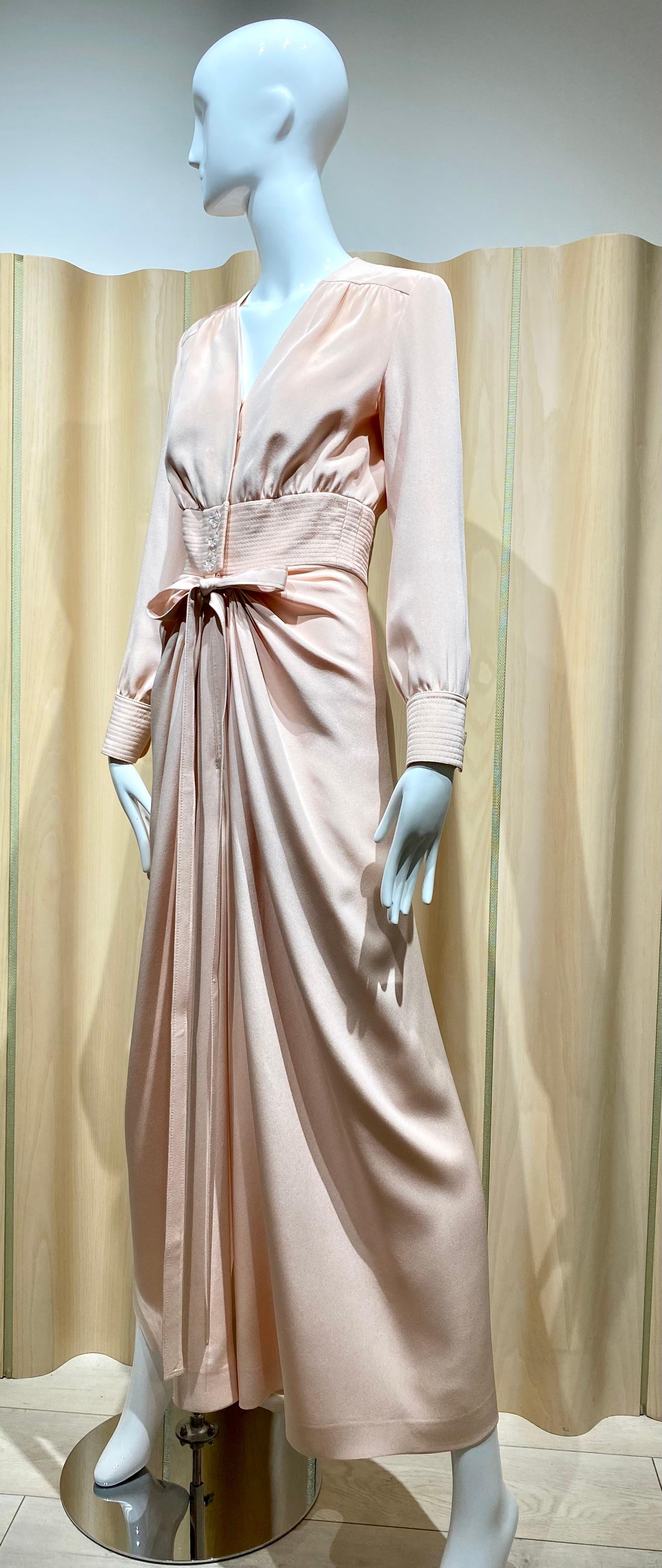 Vintage Galanos from Amelia Gray Boutique Light Pink long sleeve crepe jumpsuit.
Size: 2 or 4 / Small
Measurement:
Bust: 34” / Waist: 25” /Hip: 38” / Sleeve length: 23” / Inseam:26”