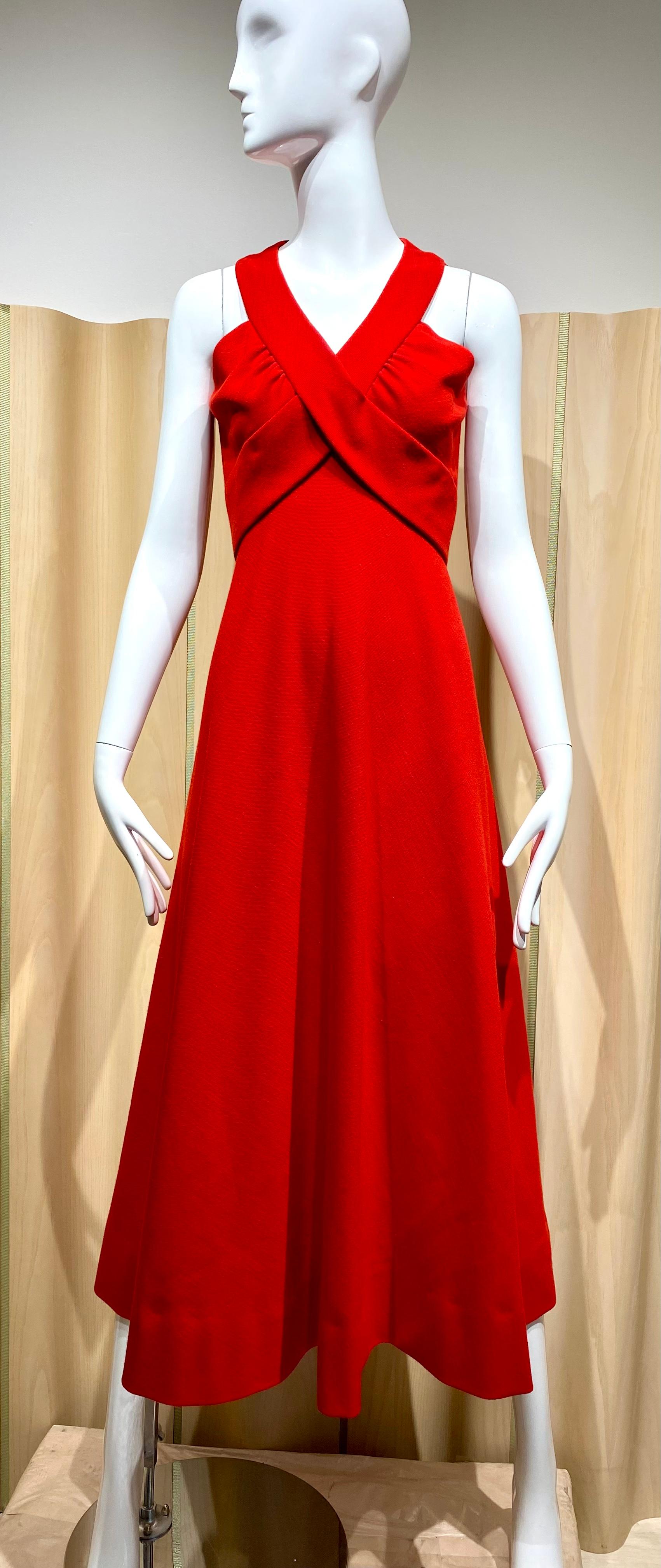 1970 GALANOS - Robe dos nu en crêpe rouge en vente 4
