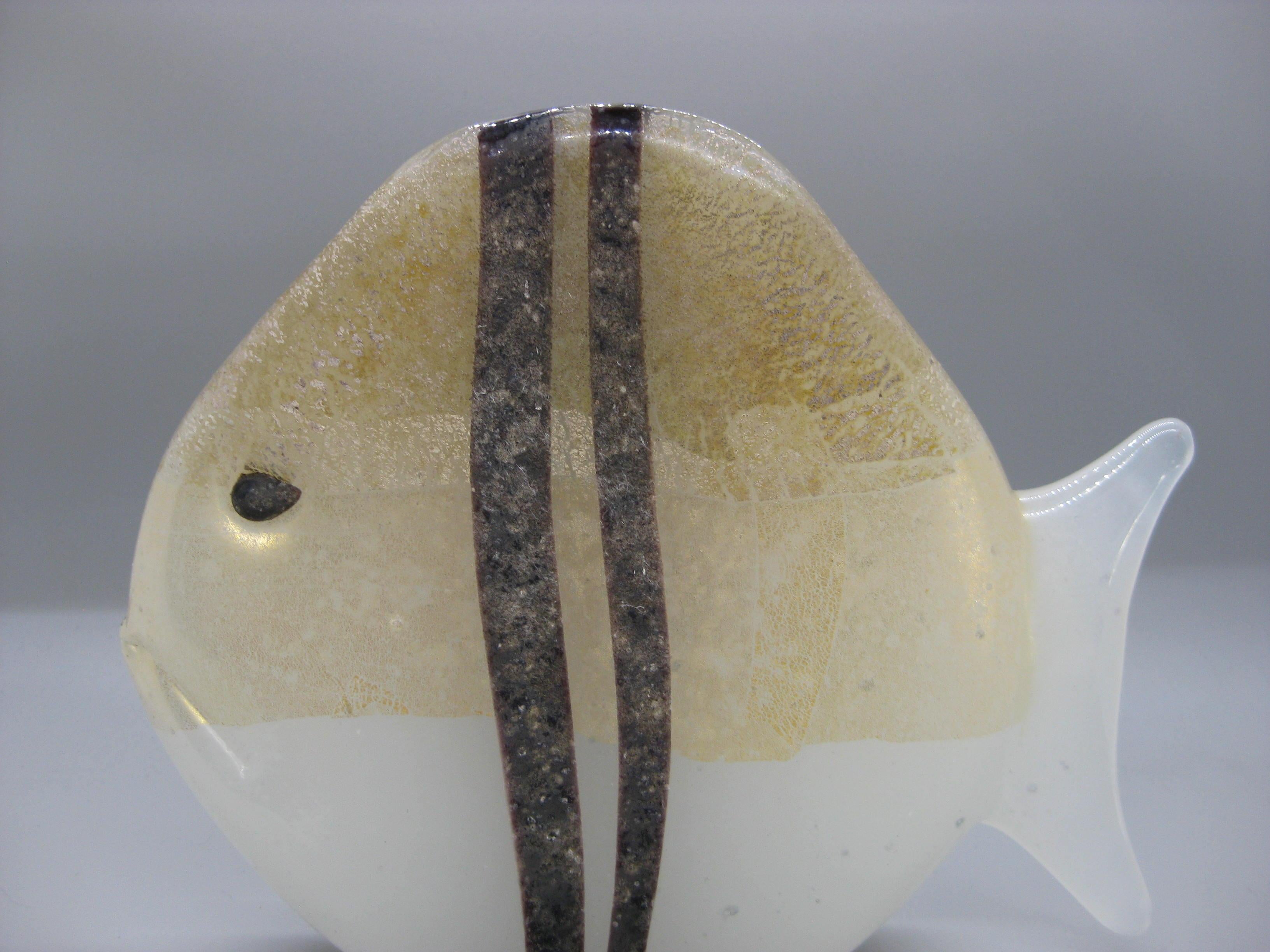 Wunderschöne abstrakte Fischskulptur/Figur aus Murano-Glas von Gambaro & Poggi. Die Oberfläche der Skulptur ist mit einem Scavo-Finish versehen. Ausgezeichnete Form und Design. Unten vom Künstler signiert und aus den 1970er Jahren stammend. In