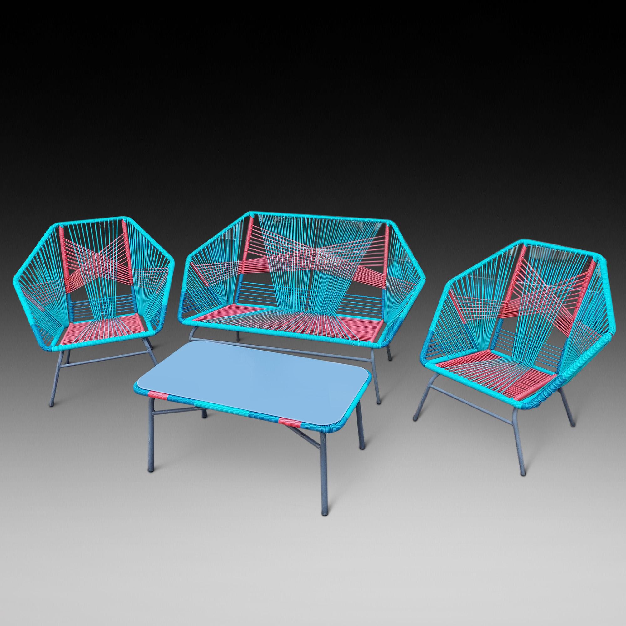 1970 Garden 4 Piece Suite  dans le style géométrique des années 70, comprenant deux chaises, un banc et une table, tous en fil de fer plastifié bleu et rouge - 61 