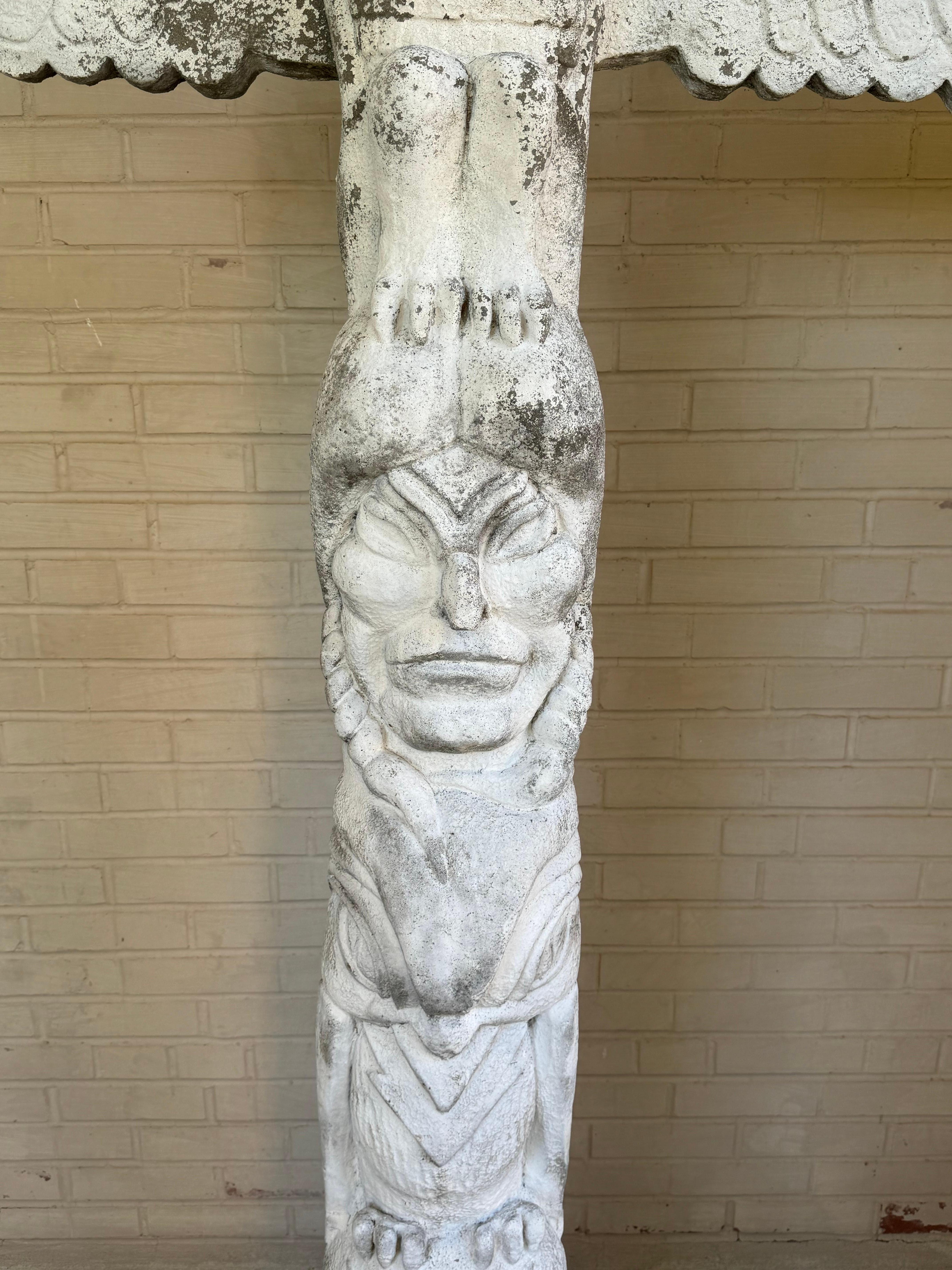 Américain 1970 Garden Art - Yard Statue - Concrete Indian Theme Totem Pole - 75 Inch Tall en vente