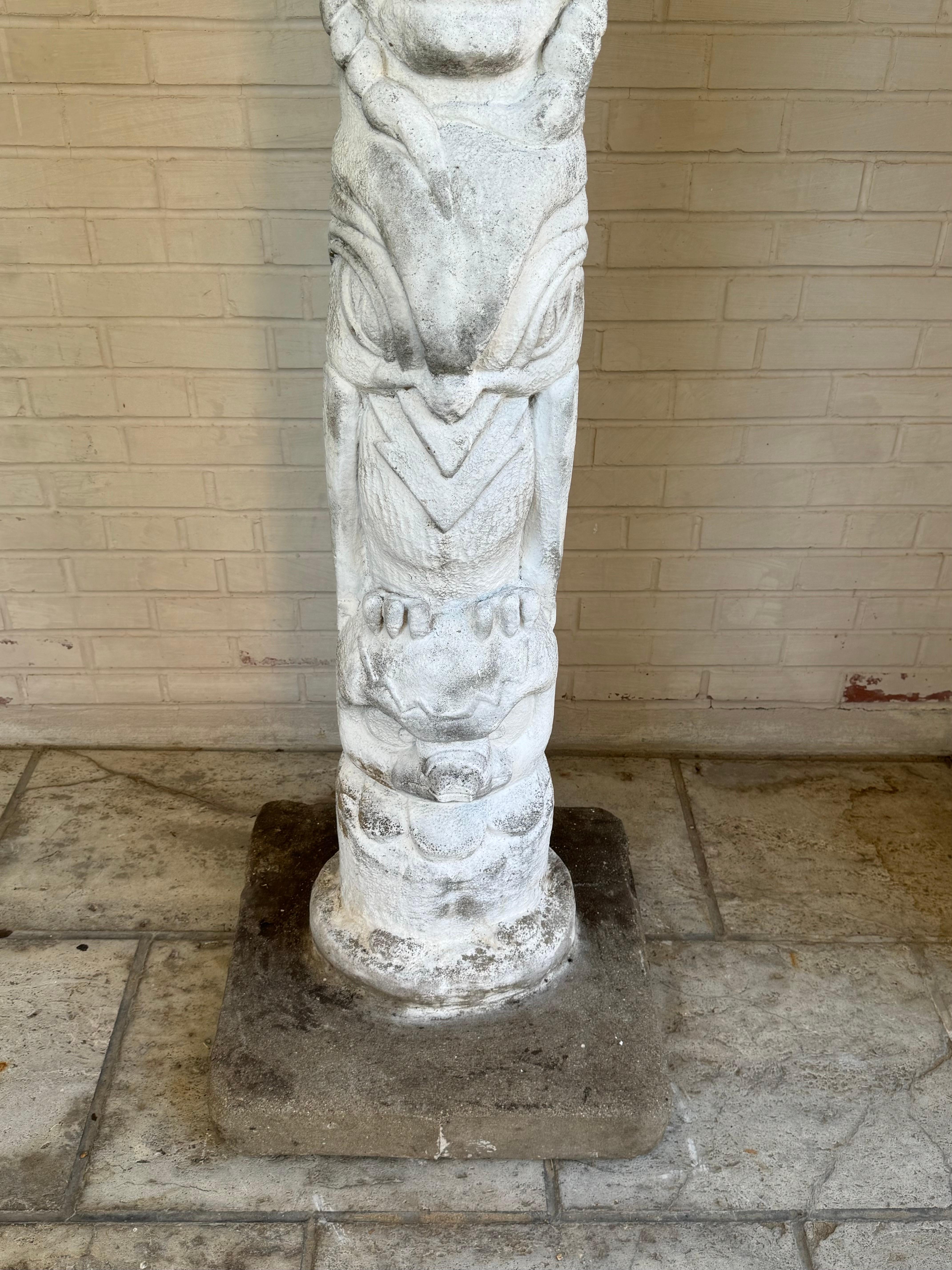 Peint 1970 Garden Art - Yard Statue - Concrete Indian Theme Totem Pole - 75 Inch Tall en vente