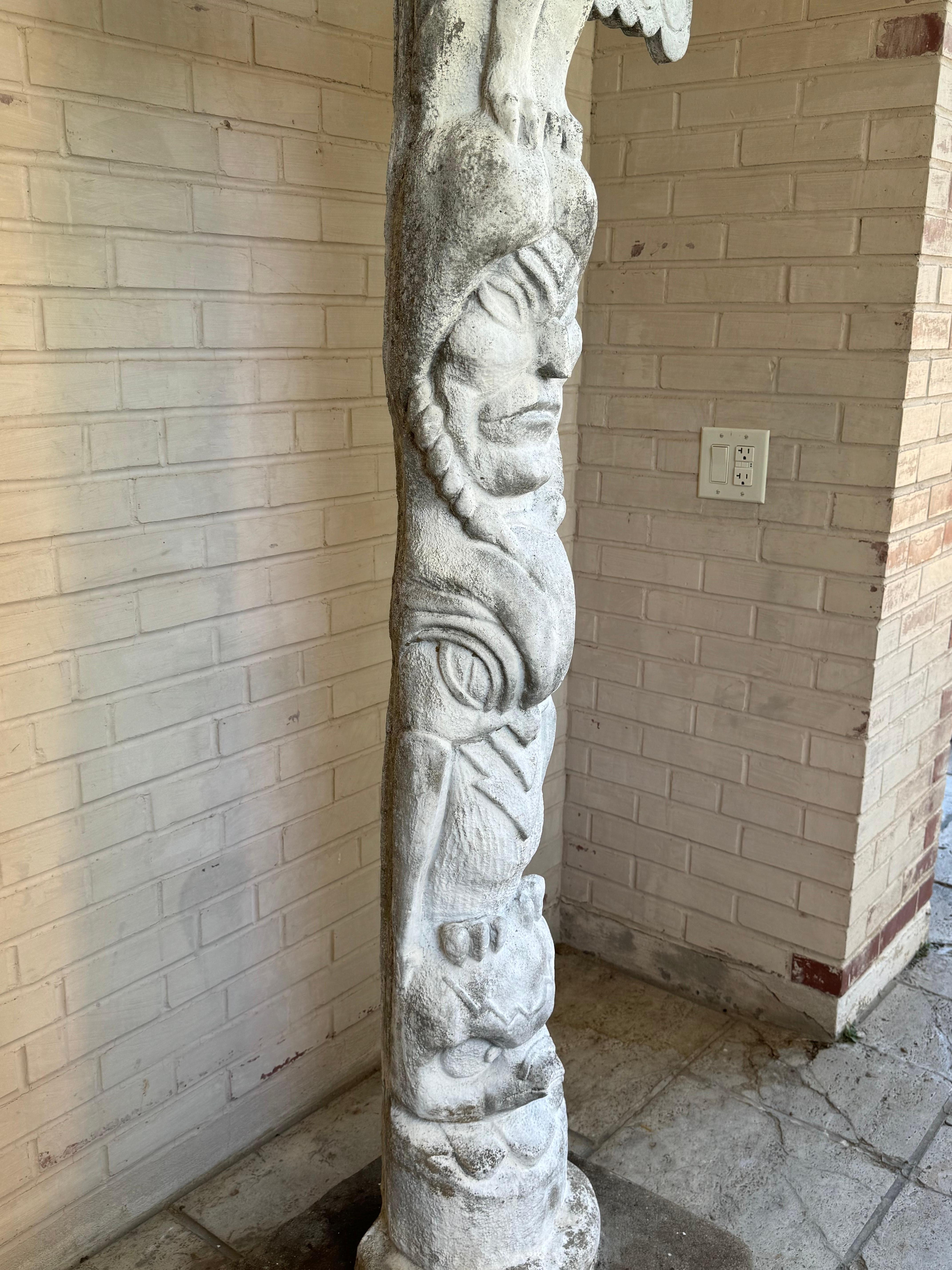 Béton 1970 Garden Art - Yard Statue - Concrete Indian Theme Totem Pole - 75 Inch Tall en vente