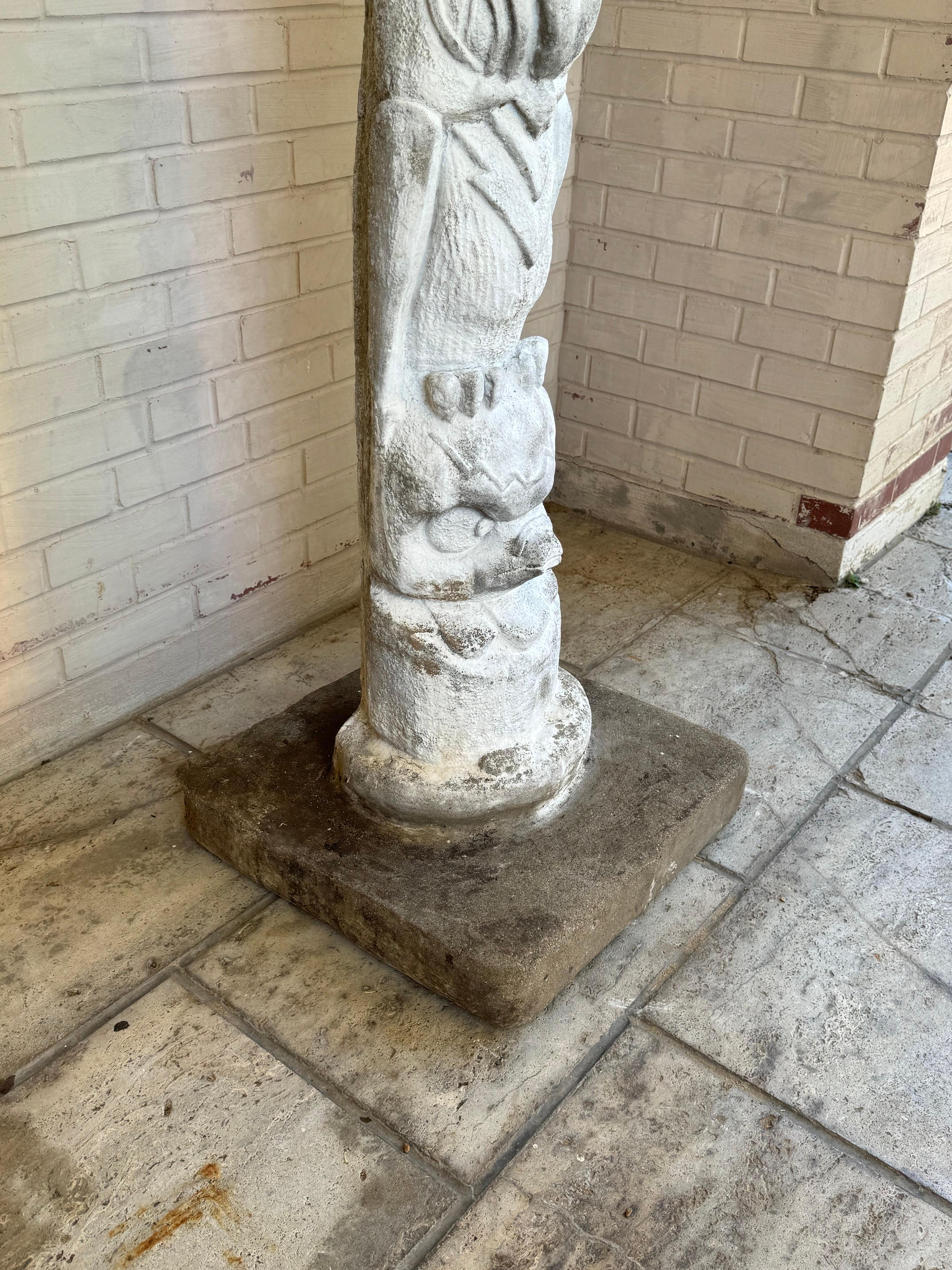 1970 Garden Art - Yard Statue - Concrete Indian Theme Totem Pole - 75 Inch Tall en vente 1