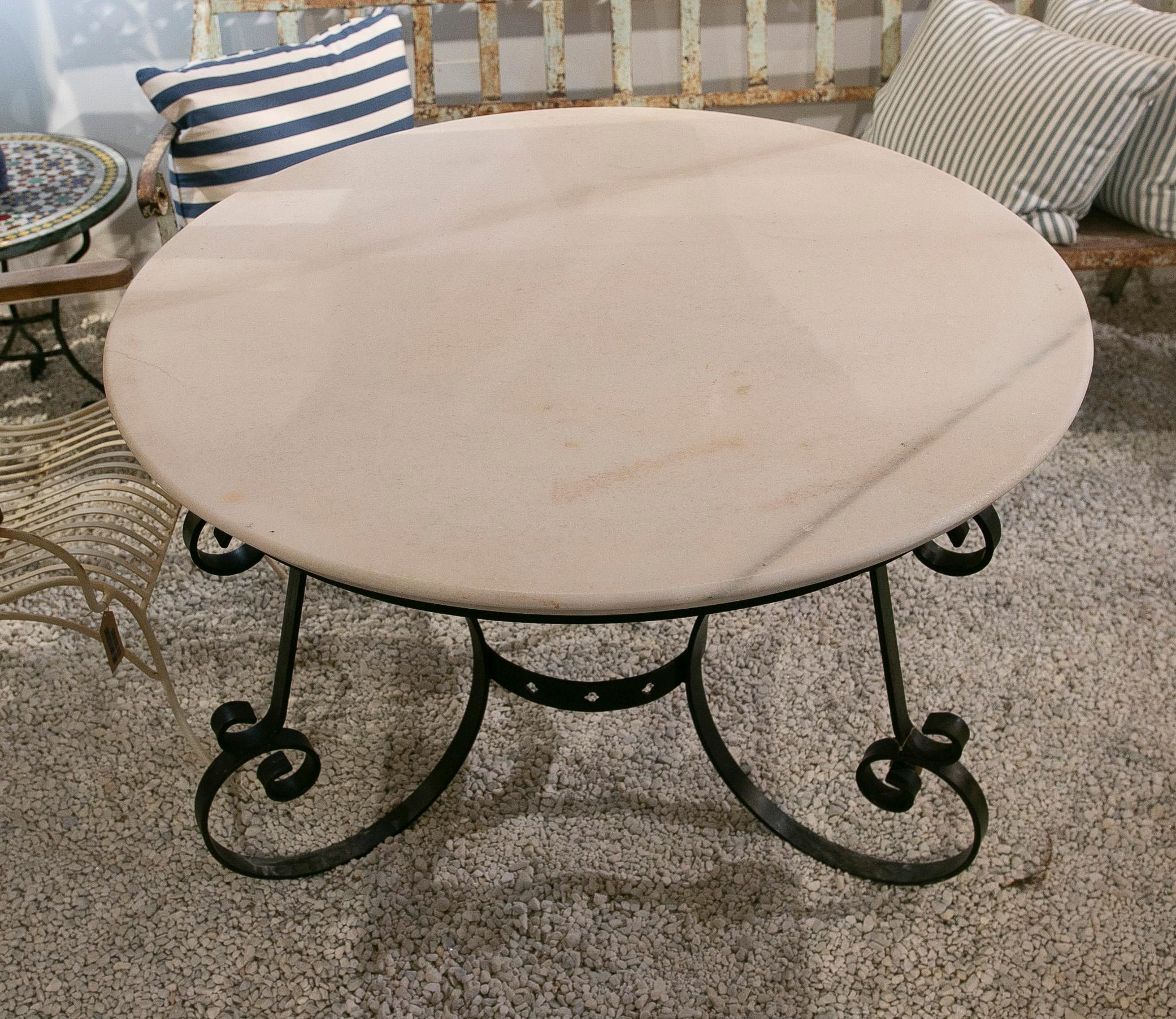 1970s Garden Table with Iron Base and Marble Tabletop  In Good Condition For Sale In Marbella, ES