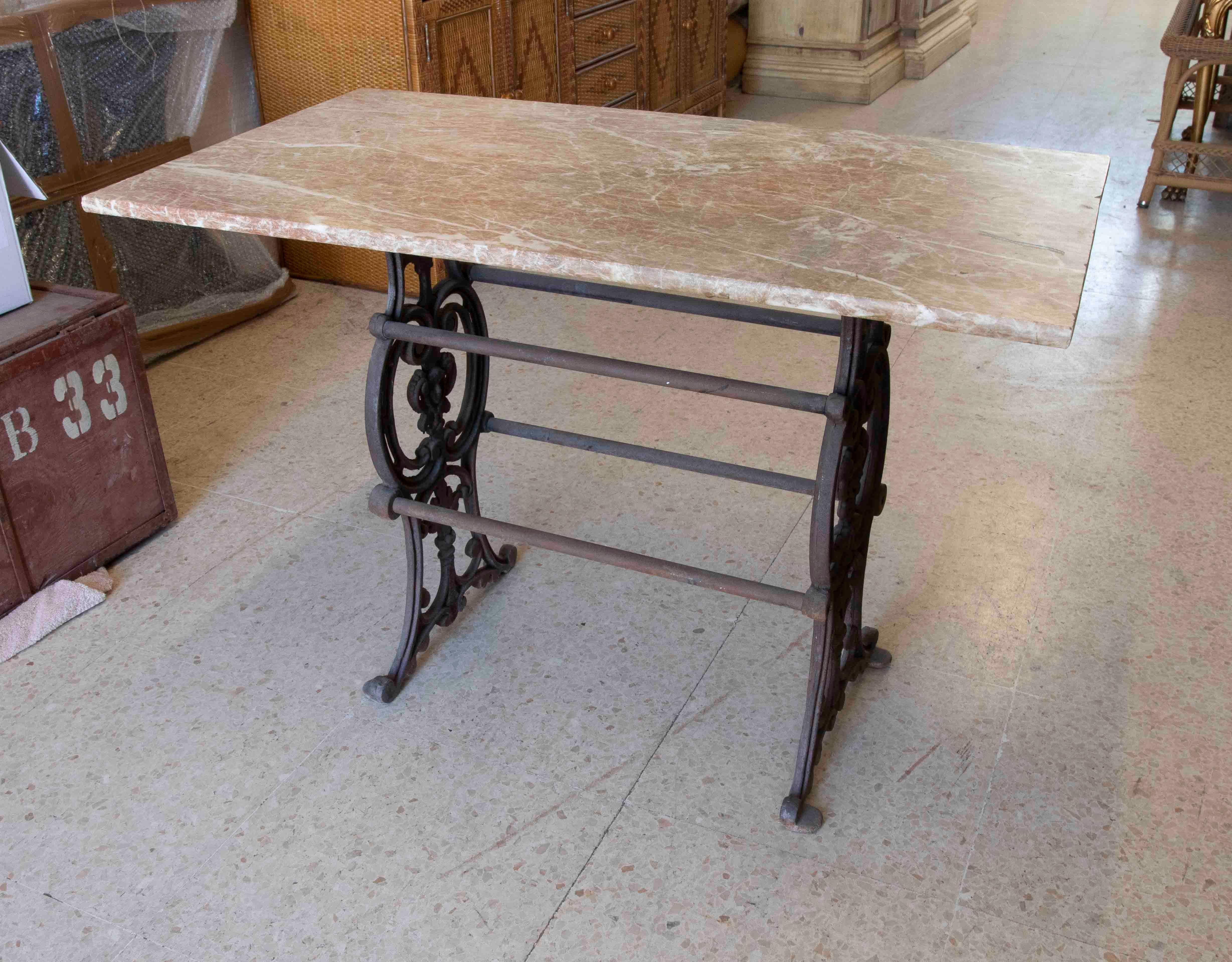1970s Garden Table with Marble Top and Iron Base  In Good Condition For Sale In Marbella, ES