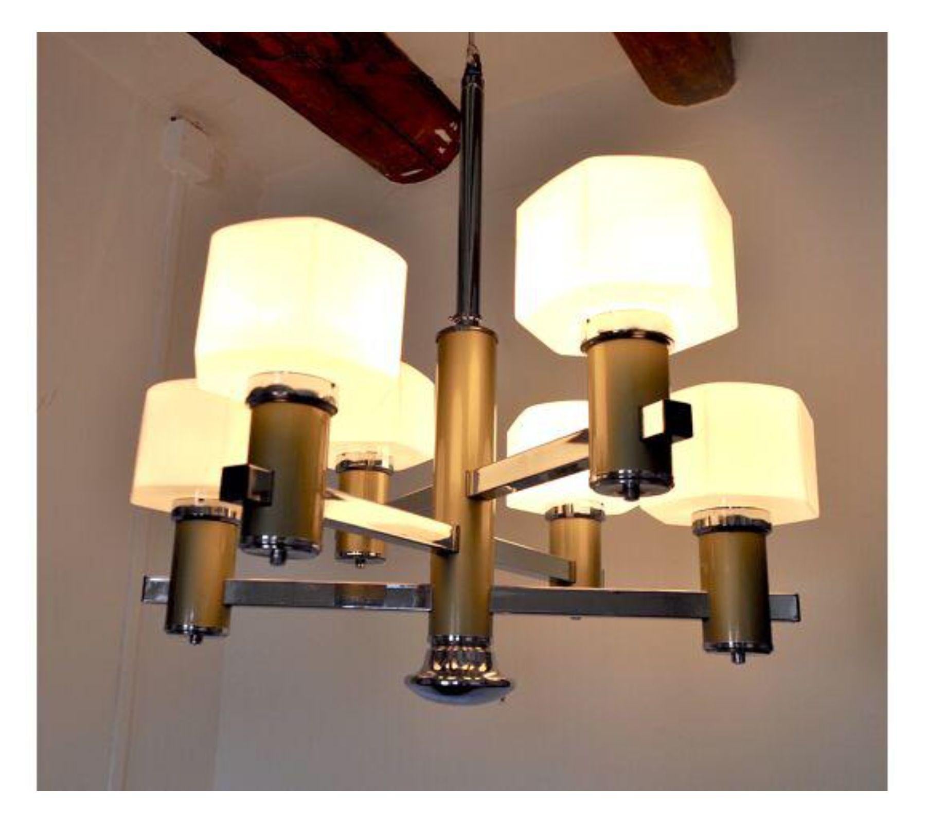 Magnifique lustre conçu par Gaetano Sciolari pour Sciolari en Italie, vers 1970. Design/One, avec six cubes en verre opalin. Un magnifique lustre et une pièce unique de design qui mettra en valeur votre projet d'intérieur. Objet en parfait état.