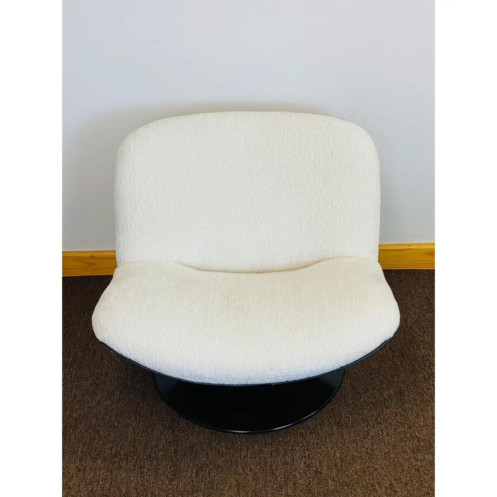 We are very pleased to offer a Mid-Century Modern chair designed by Geoffrey Harcourt for Artifort, circa the 1970s. Model 508 showcases a newly upholstered swivel seat and a black metal base. In excellent condition, please see all attached pictures.