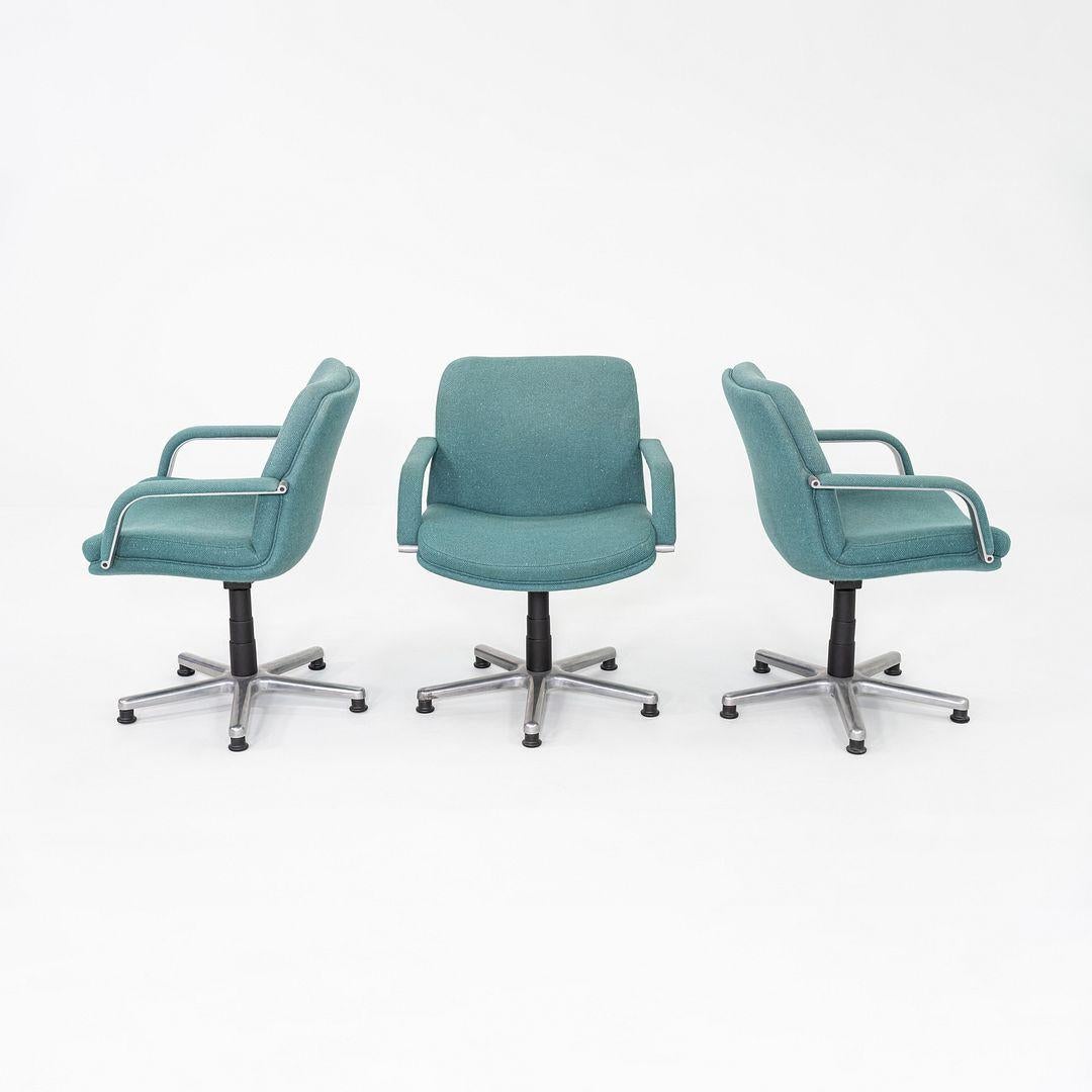 Il s'agit d'un grand fauteuil de bureau ou de conférence pivotant, conçu par Geoffrey Harcourt pour Artifort dans les années 1970. Les chaises ont été fabriquées aux Pays-Bas. 
 
 Le prix indiqué comprend une chaise, et nous avons trois chaises