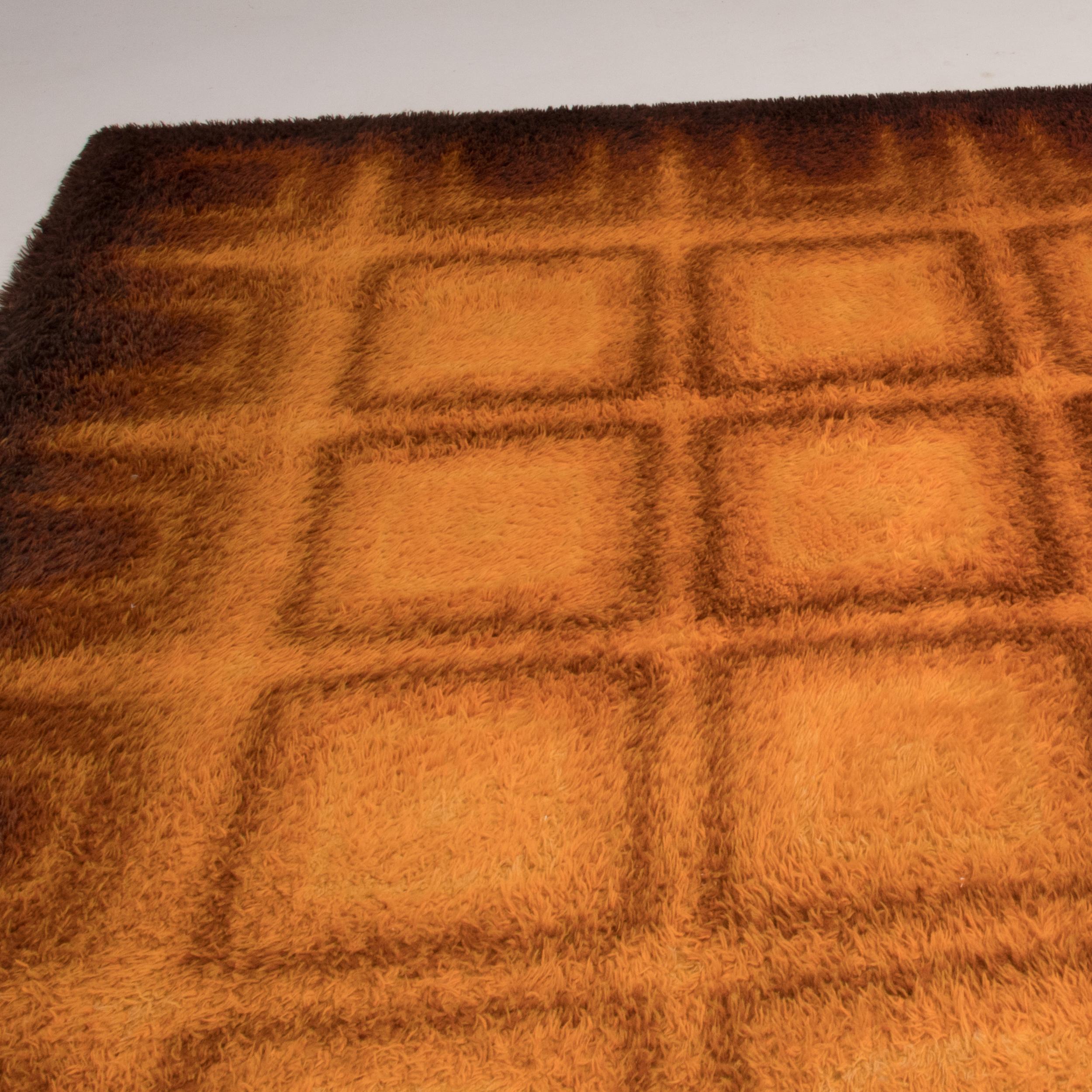 1970's Geometric Orange & Brown Shag Pile Rug In Good Condition For Sale In London, GB