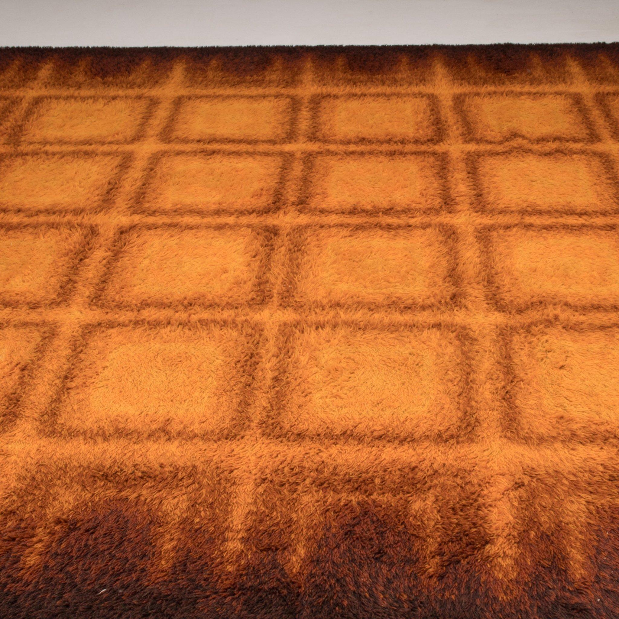 Tapis à poils ras géométrique orange et marron des années 1970 Bon état - En vente à Basildon, London