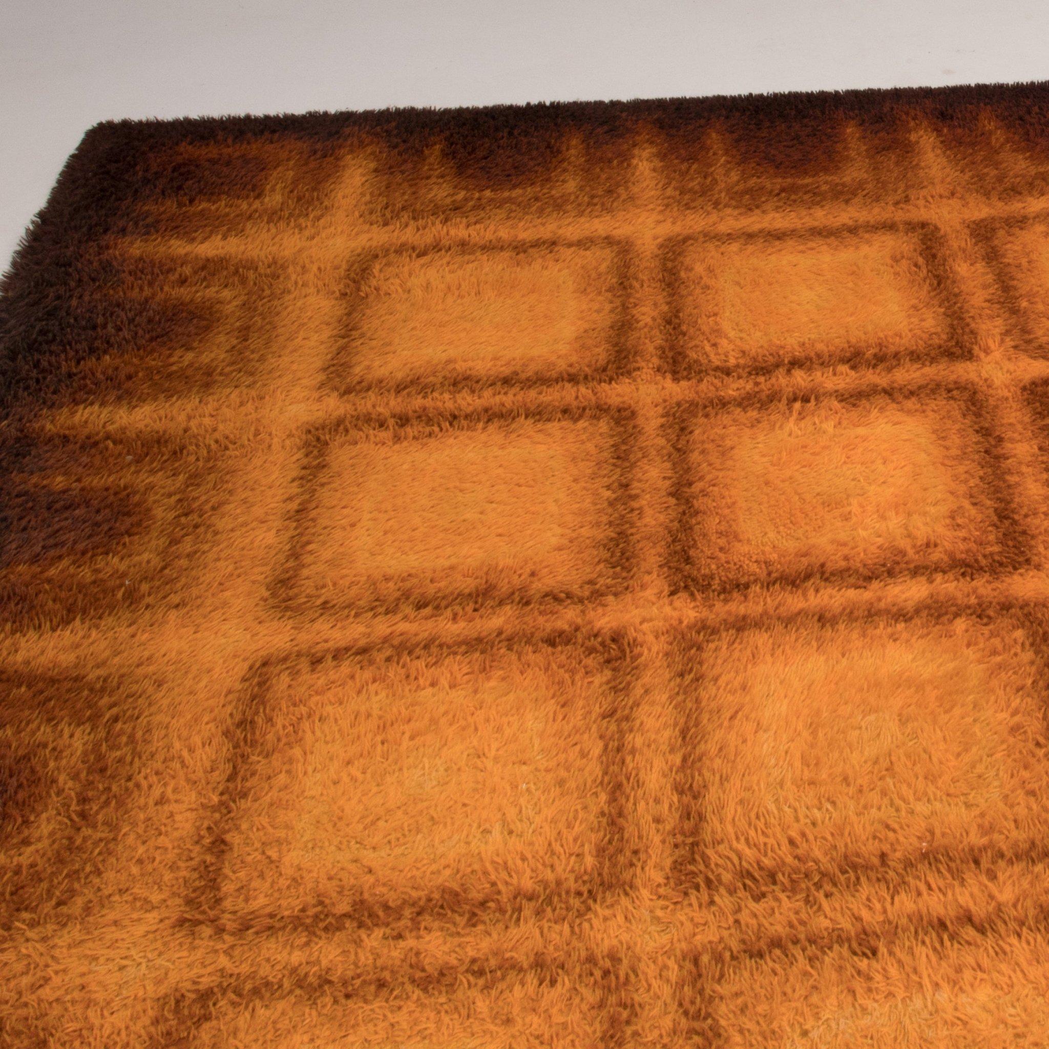 Fin du 20e siècle Tapis à poils ras géométrique orange et marron des années 1970 en vente
