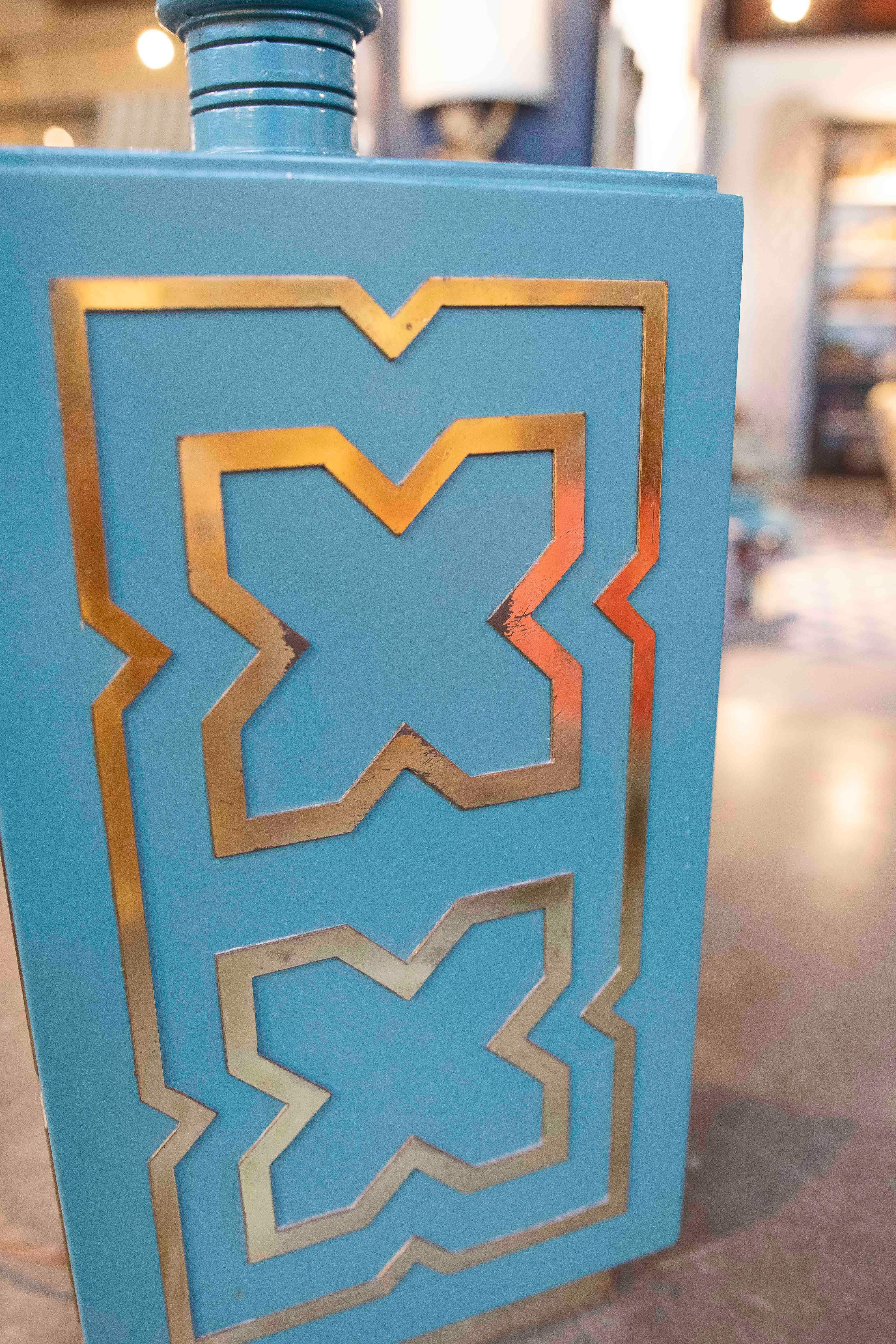 1970 - Lampe de table géométrique en bois laqué turquoise et laiton doré en vente 5