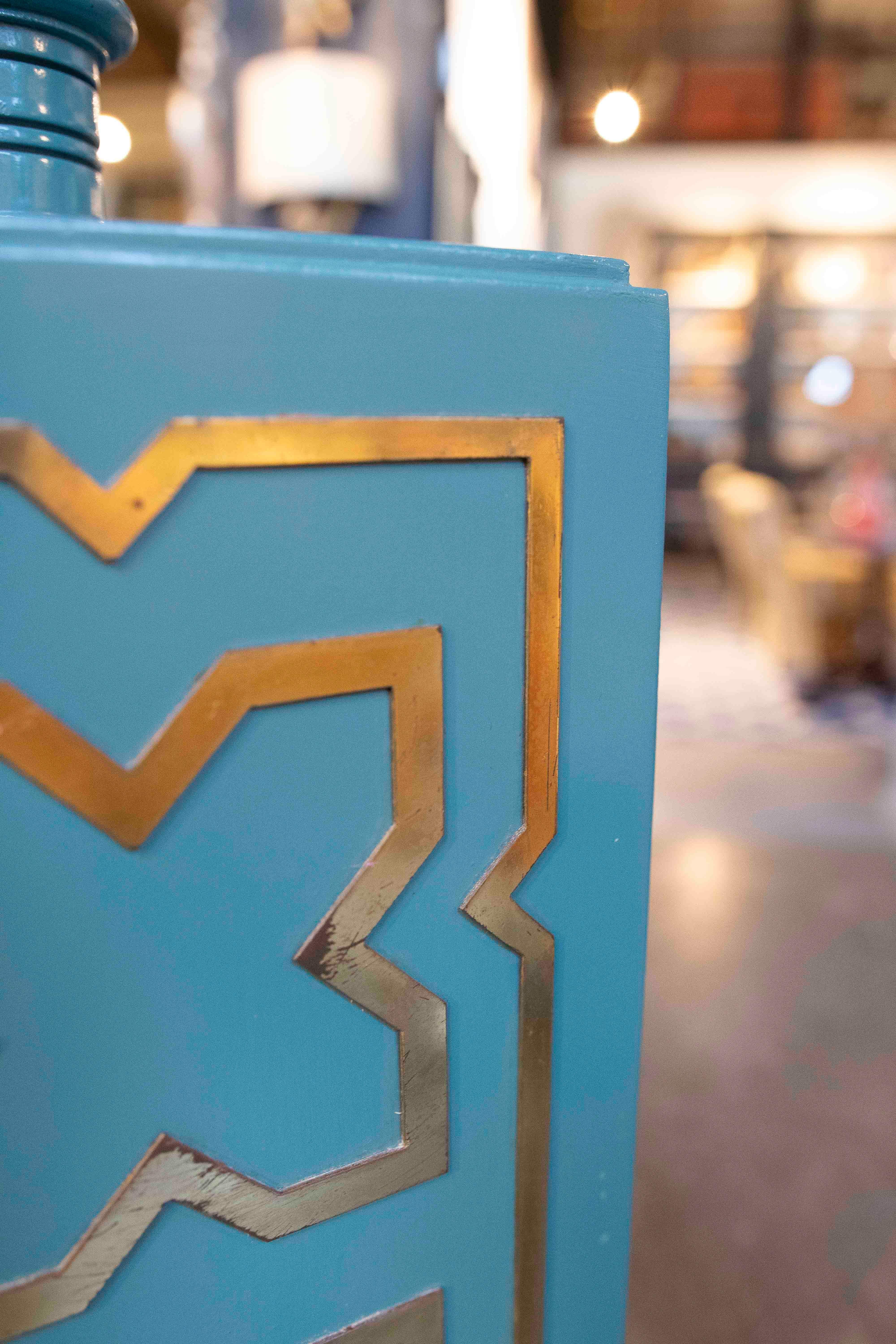 1970 - Lampe de table géométrique en bois laqué turquoise et laiton doré en vente 7