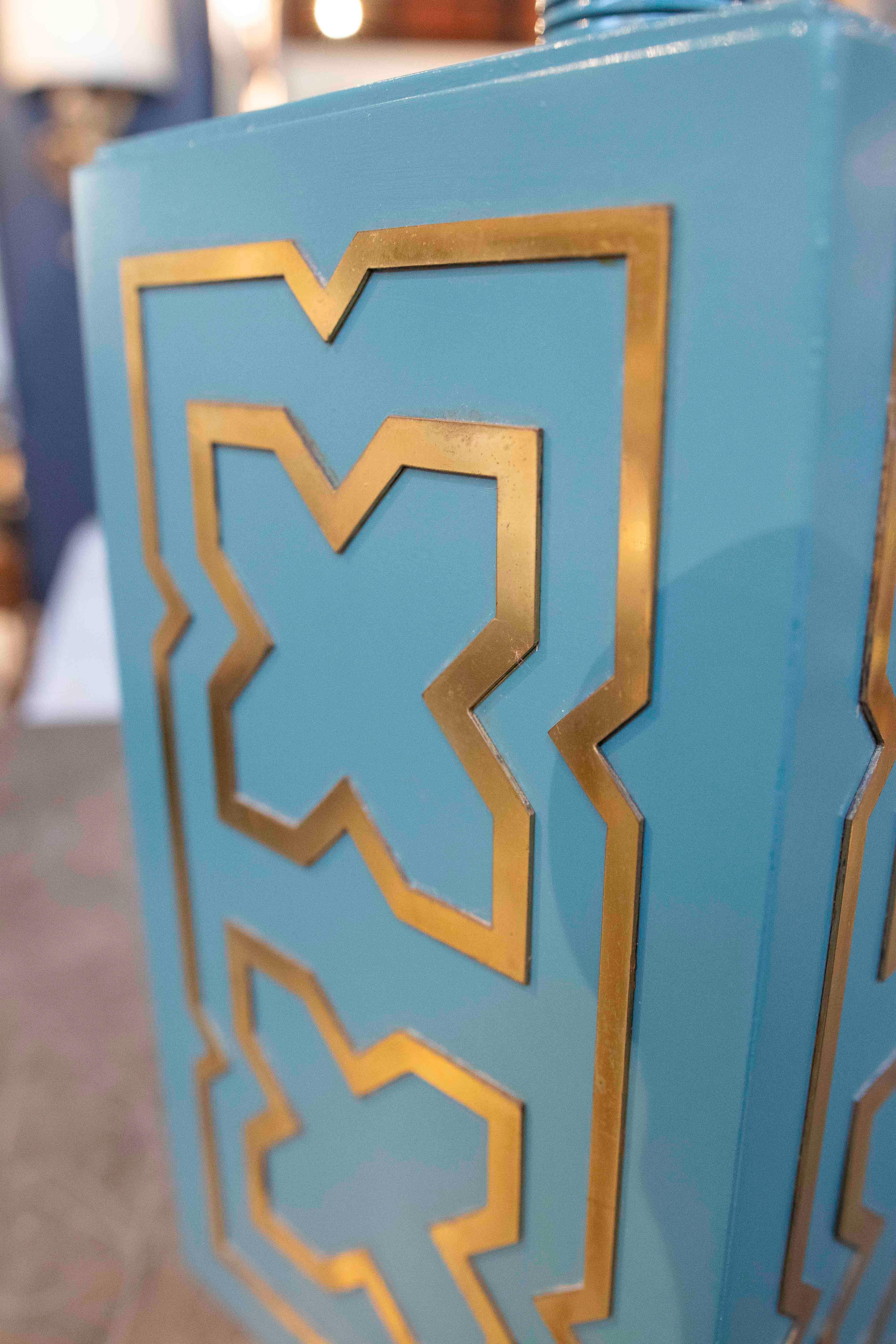 1970 - Lampe de table géométrique en bois laqué turquoise et laiton doré en vente 8