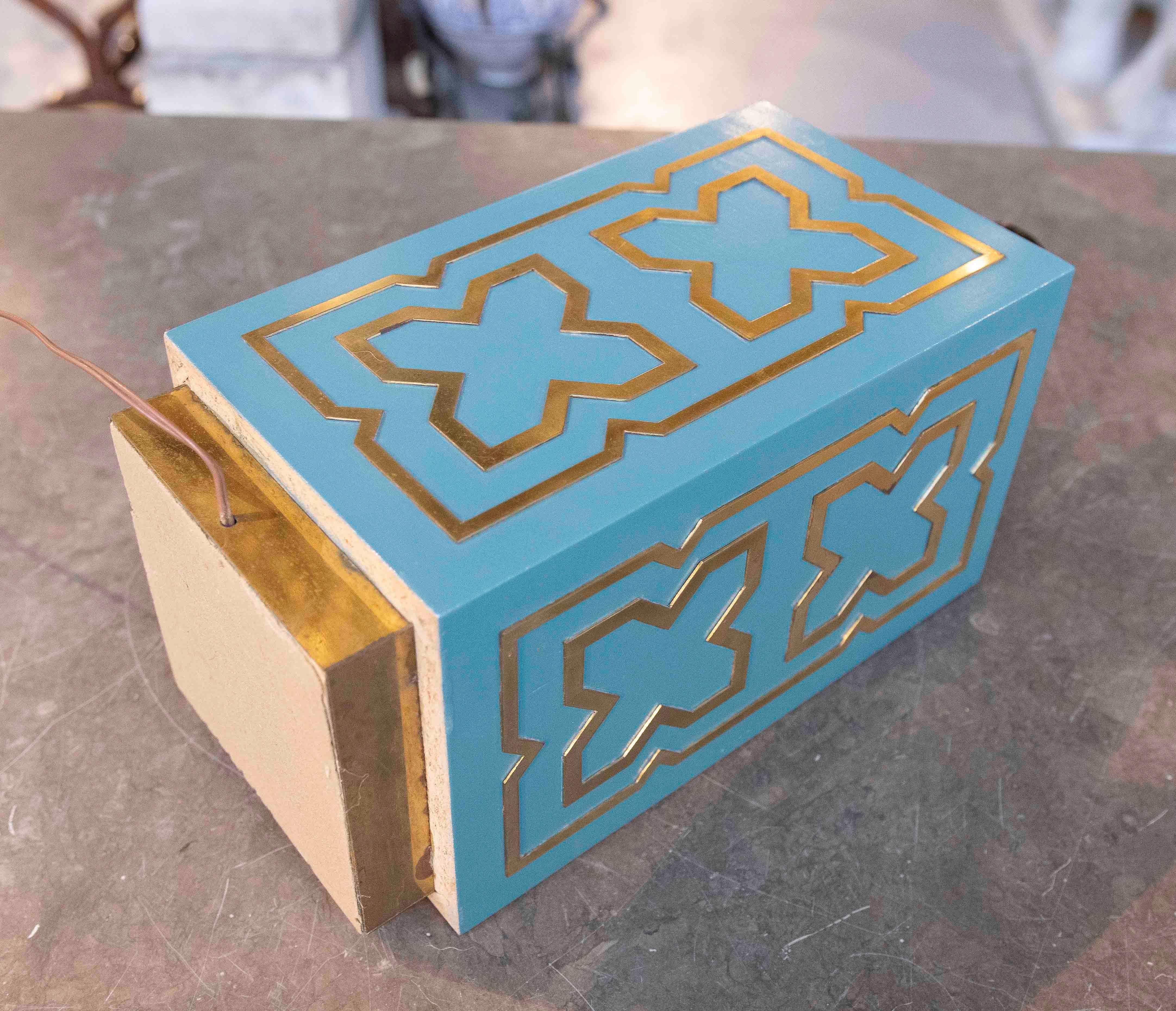 1970 - Lampe de table géométrique en bois laqué turquoise et laiton doré en vente 9