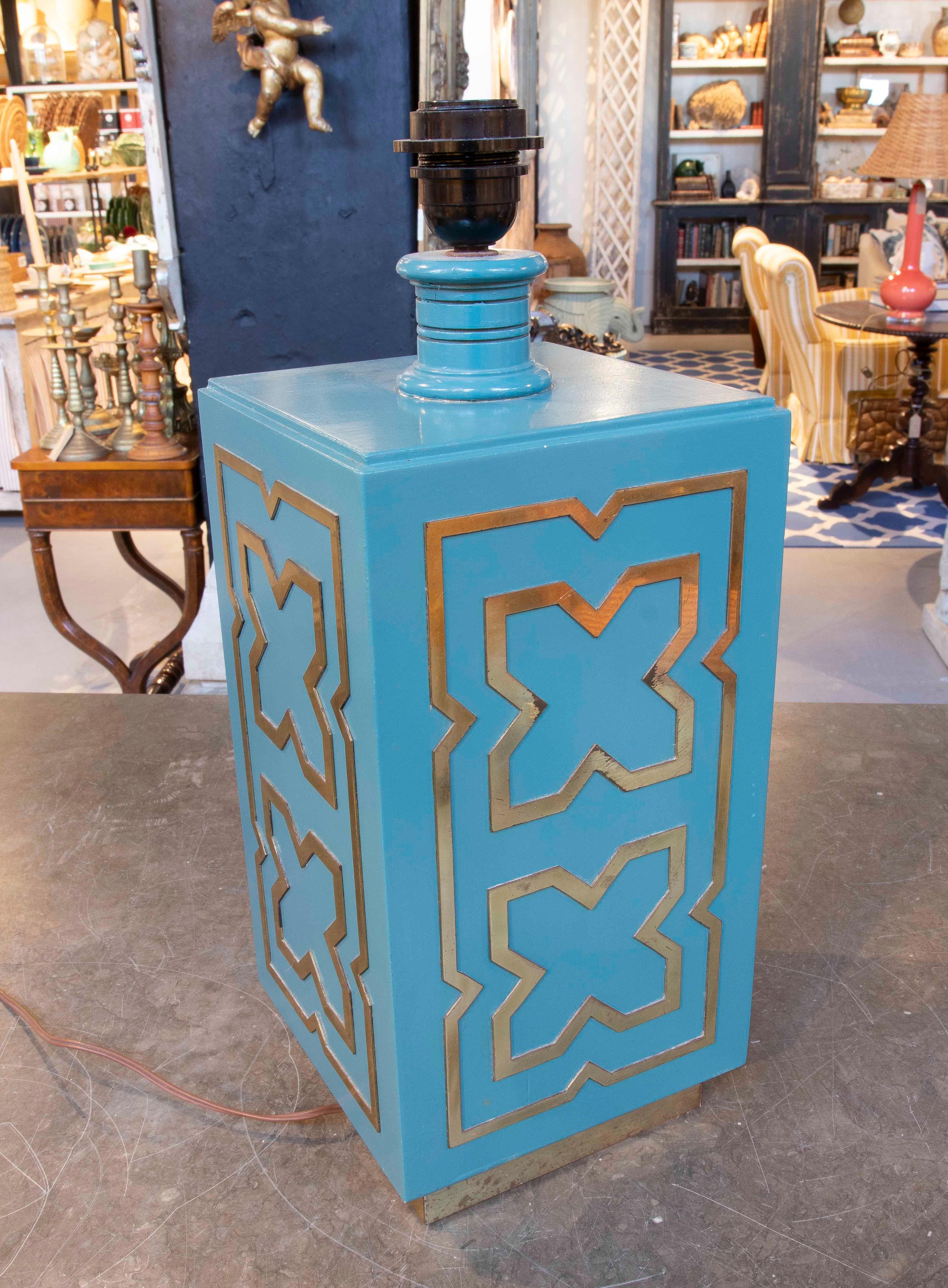 1970 - Lampe de table géométrique en bois laqué turquoise et laiton doré Bon état - En vente à Marbella, ES