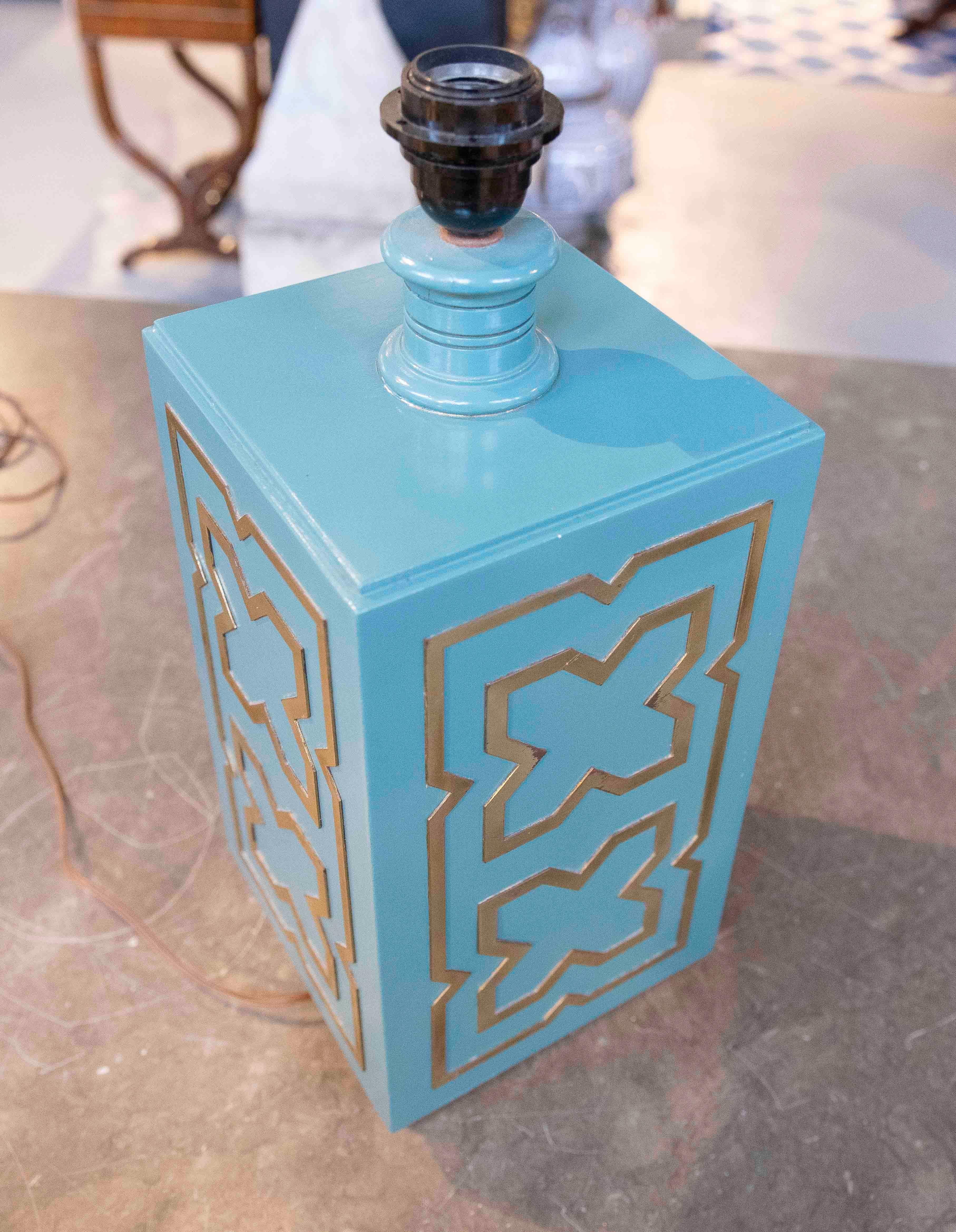 20ième siècle 1970 - Lampe de table géométrique en bois laqué turquoise et laiton doré en vente