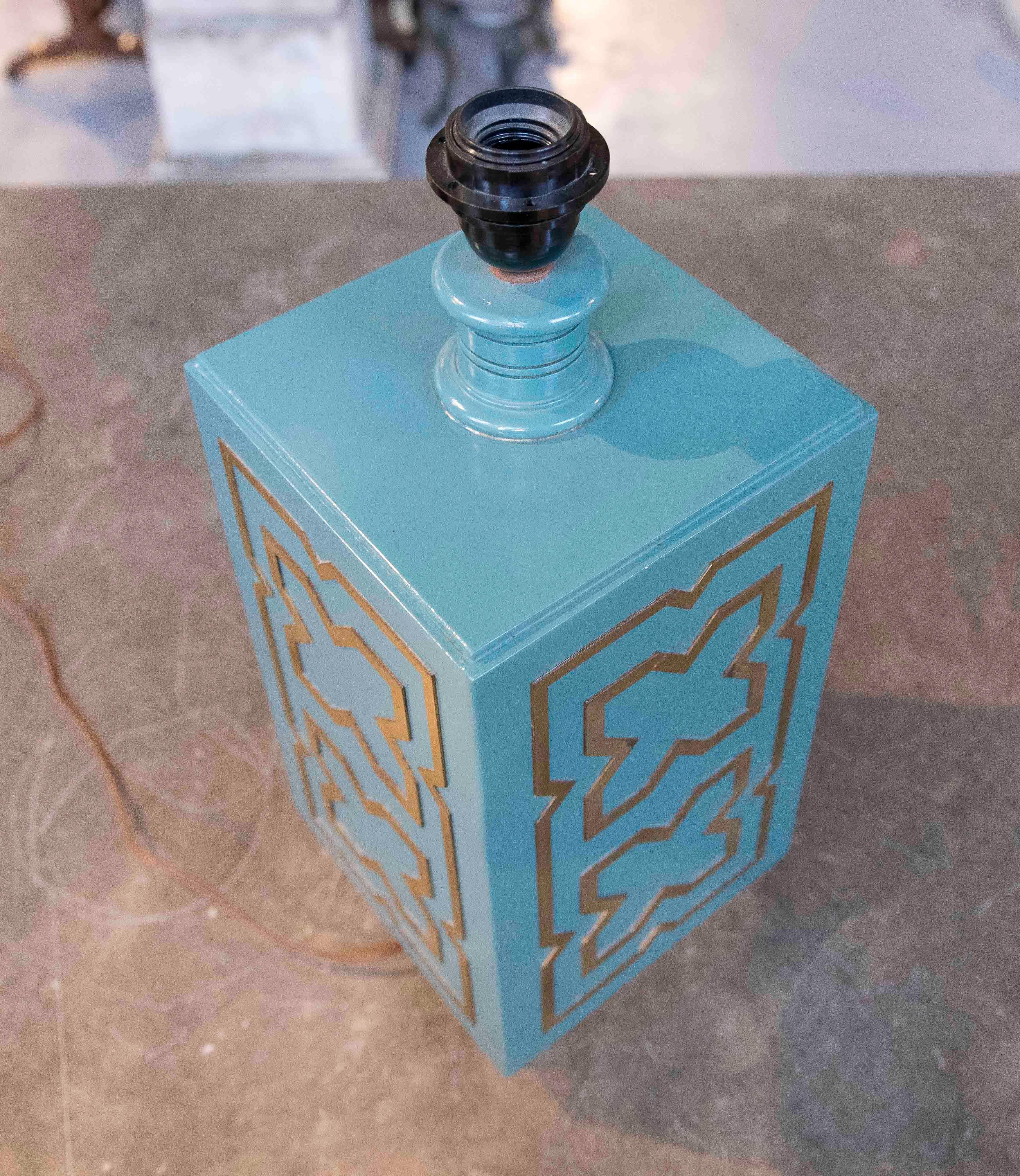 Laiton 1970 - Lampe de table géométrique en bois laqué turquoise et laiton doré en vente