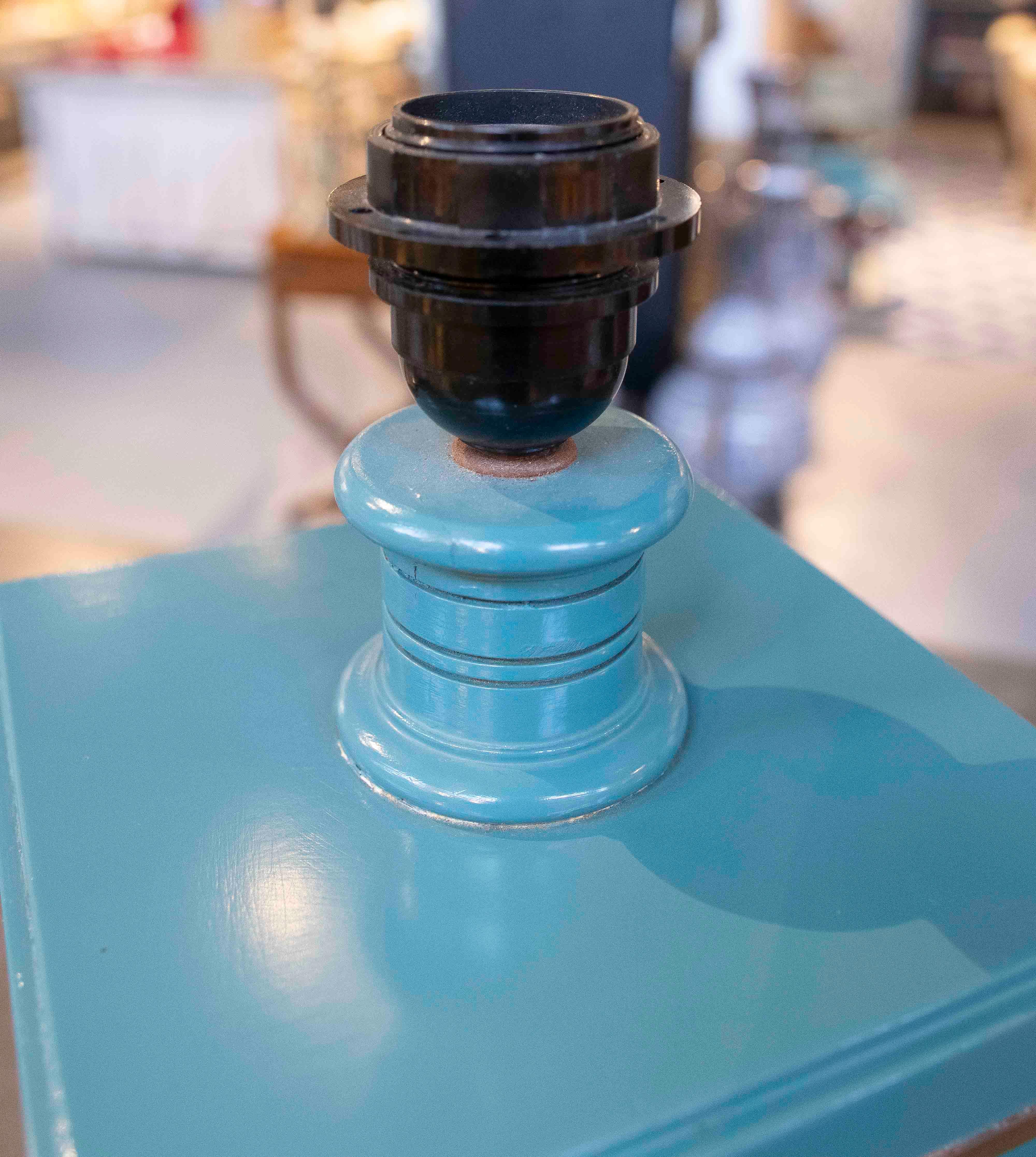 1970 - Lampe de table géométrique en bois laqué turquoise et laiton doré en vente 1