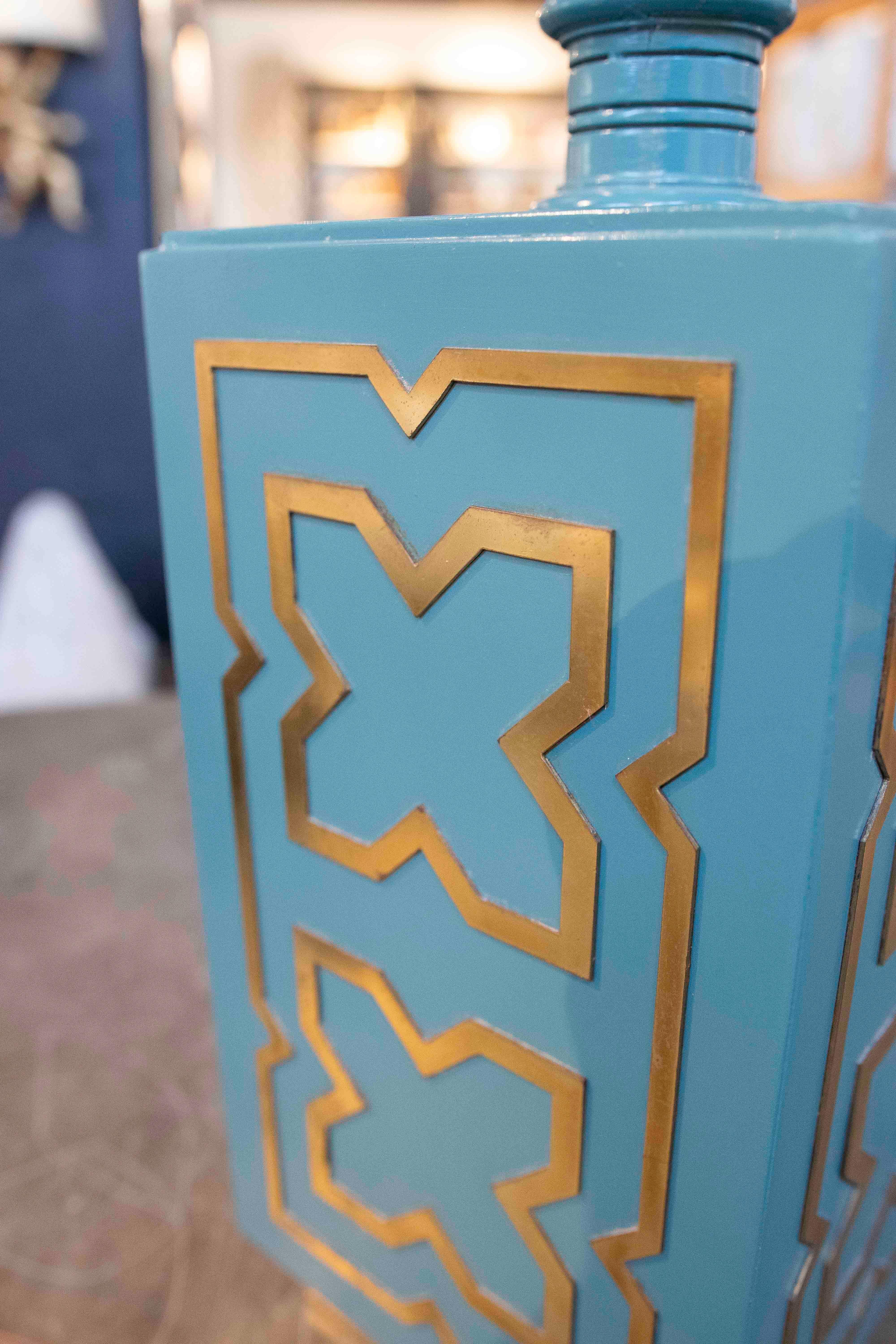 1970 - Lampe de table géométrique en bois laqué turquoise et laiton doré en vente 2