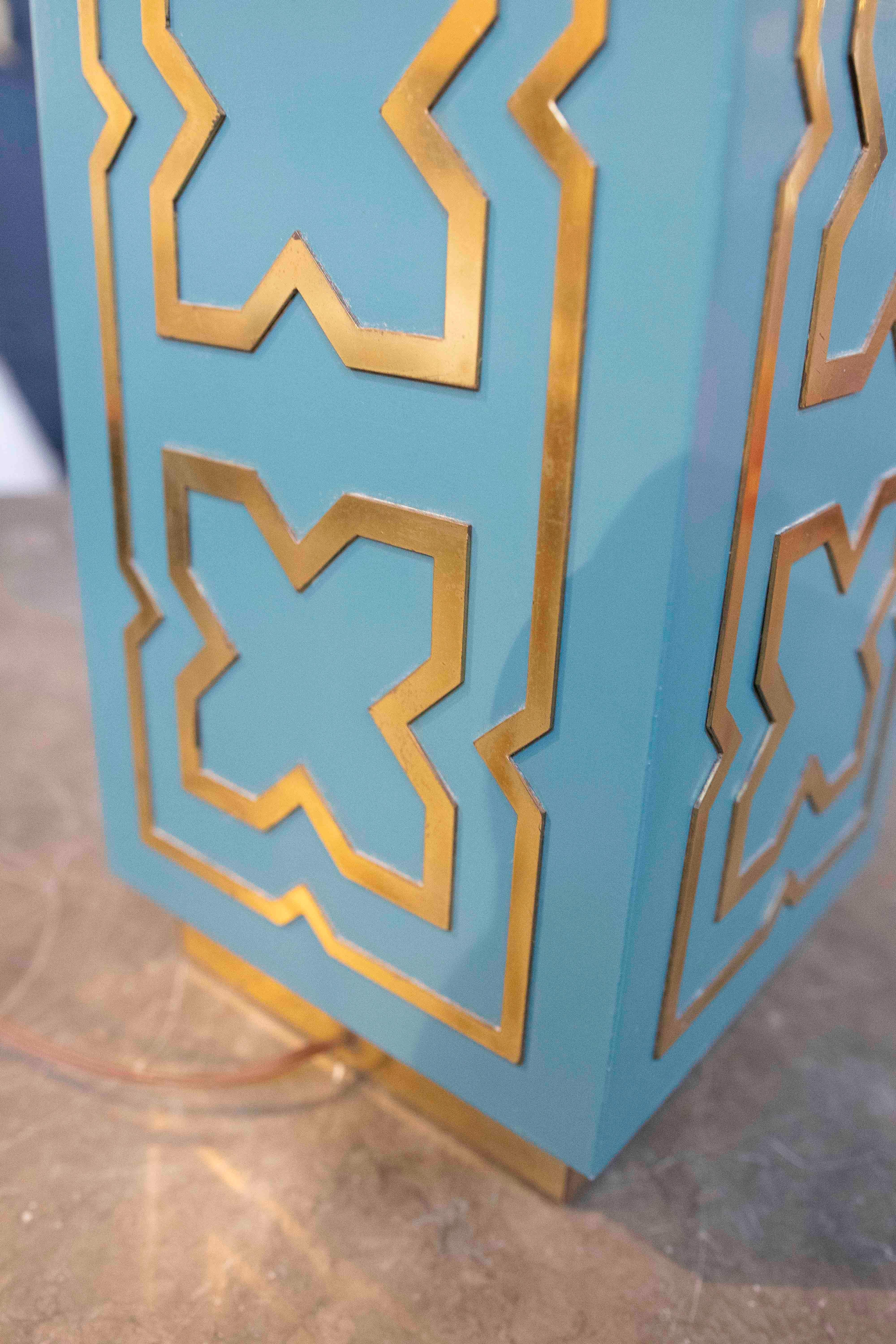 1970 - Lampe de table géométrique en bois laqué turquoise et laiton doré en vente 3