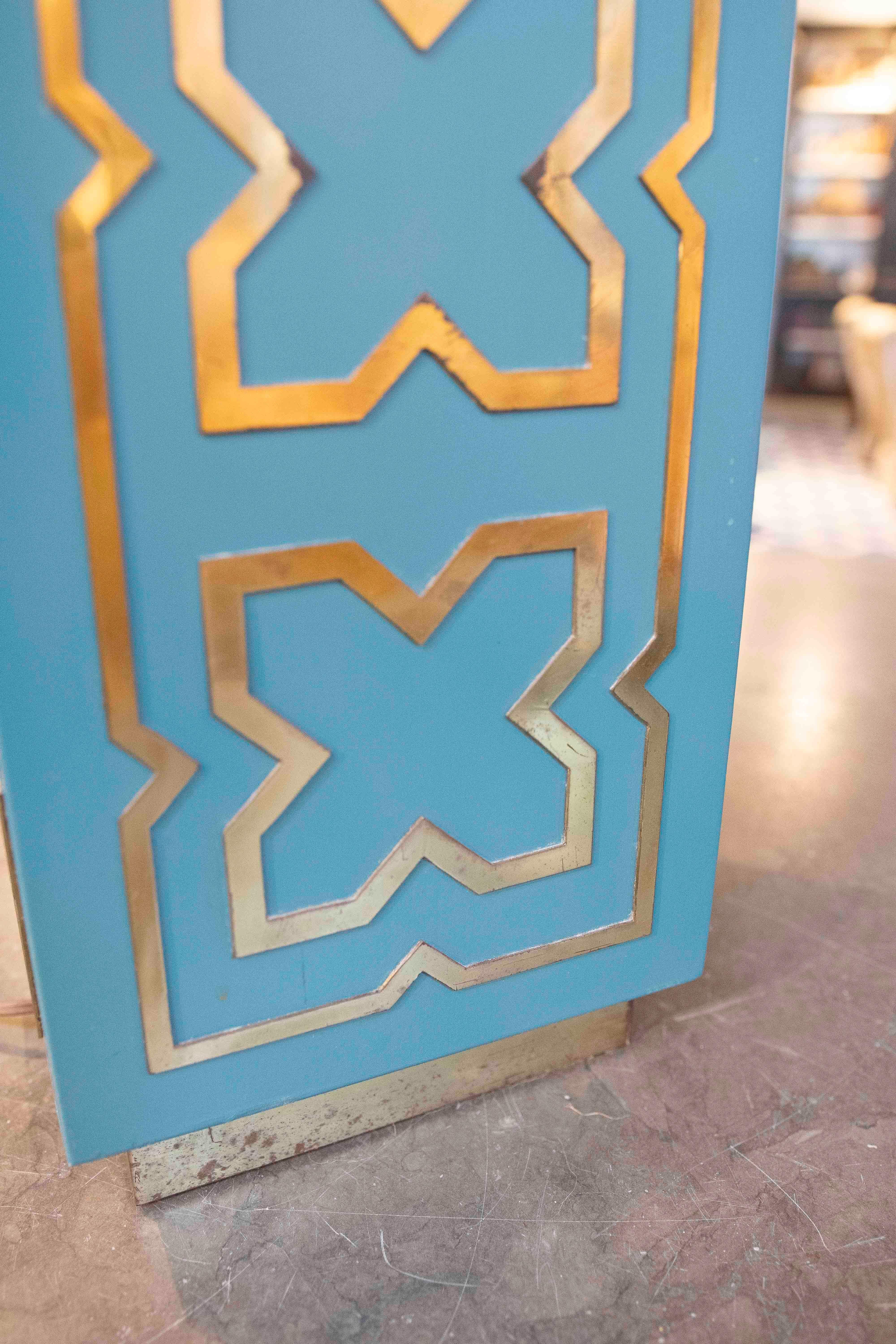 1970 - Lampe de table géométrique en bois laqué turquoise et laiton doré en vente 4