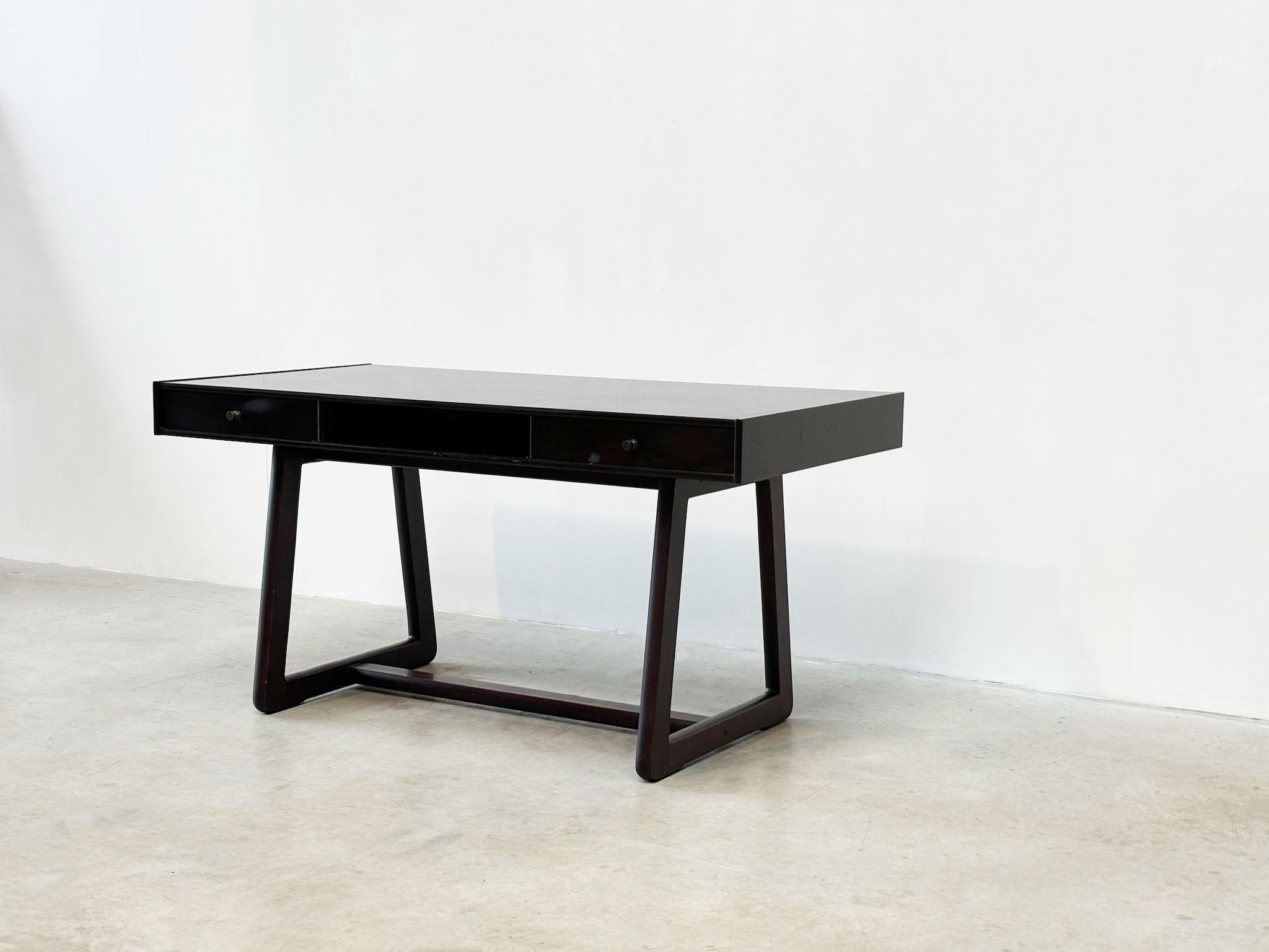 Geometrischer dunkelbrauner italienischer Schreibtisch aus den 1970er Jahren im Angebot 5