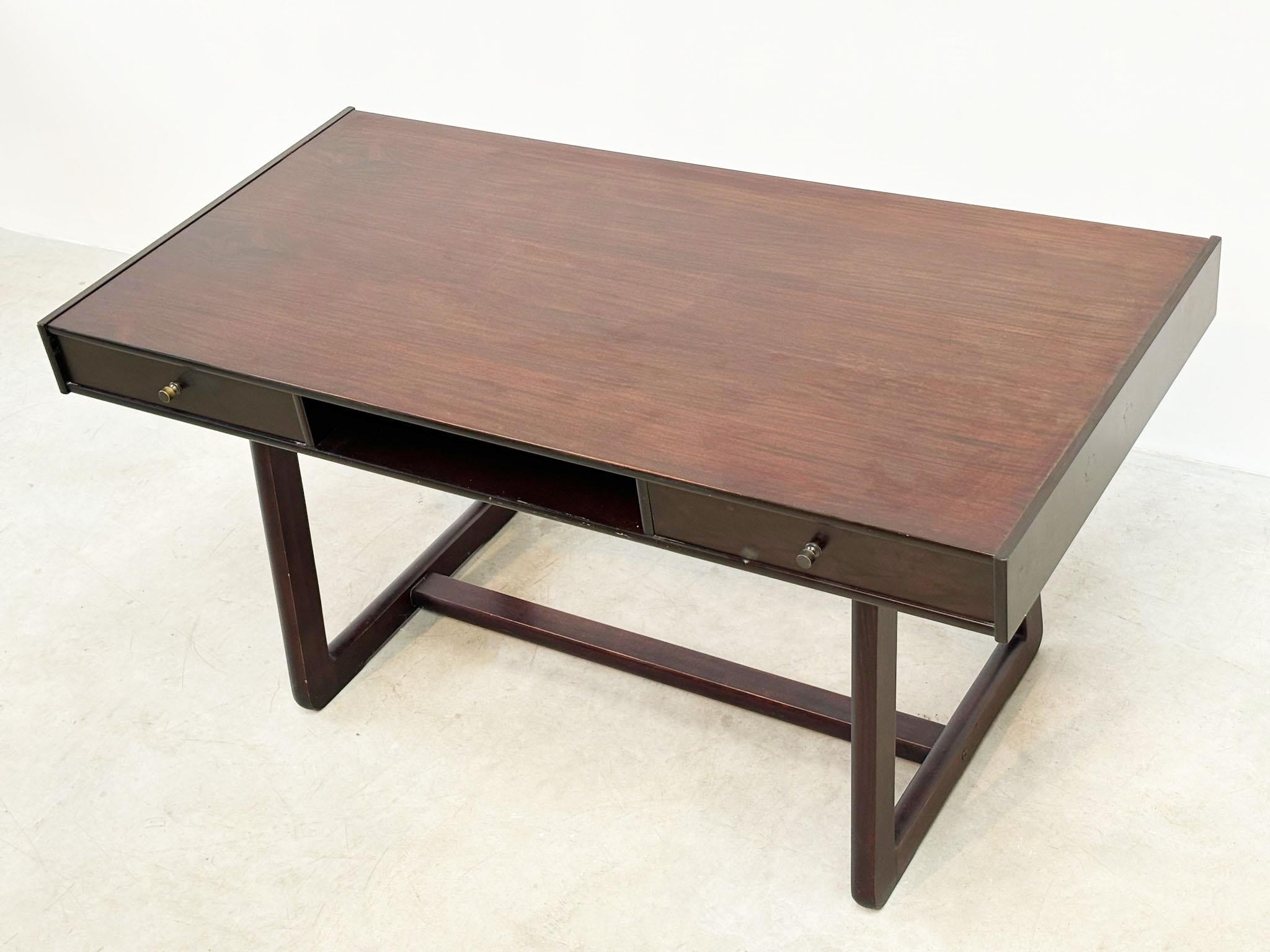 Italienischer Schreibtisch aus den 1970er Jahren
 Schöner italienischer Schreibtisch aus Holz, entworfen und hergestellt von einem unbekannten Designer. Es wurde wahrscheinlich in den späten 1970er Jahren in Italien hergestellt. Dies ist ein